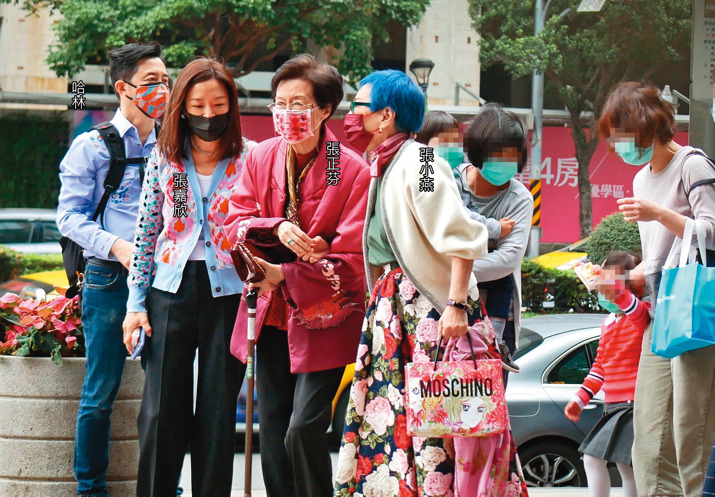 1月5日11：56，在門口迎接完，張小燕（前排右1）及張嘉欣（左2）扶著張正芬（前排右2），往酒店走去。