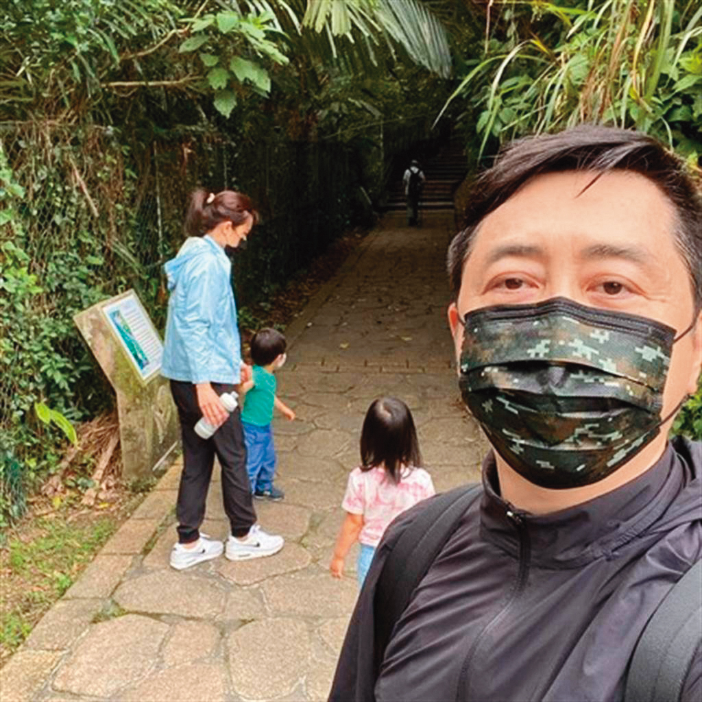 哈林去年罕見曬出全家福的爬山照，卻因全台正處於三級警戒狀態，成為疫情升溫時刻的最壞示範，他也立即刪文道歉。（翻攝自哈林臉書）