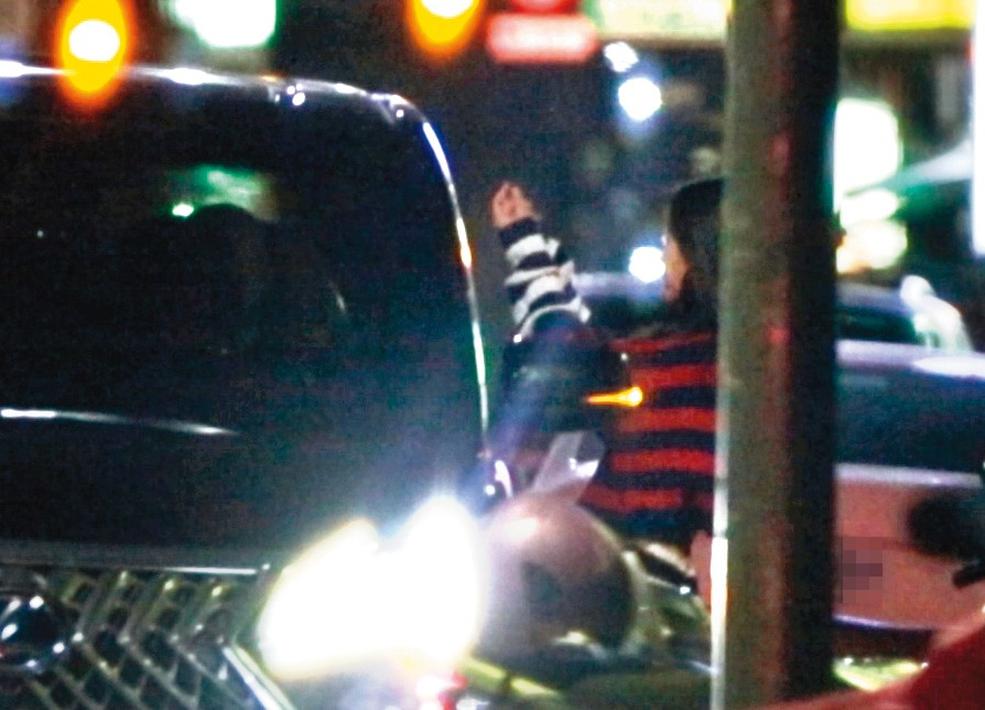 1/6 17:43 林心如與霍建華把早睡的女兒送上車後，又開始自己的行程；離別時，媽媽還對女兒狂比手指愛心。