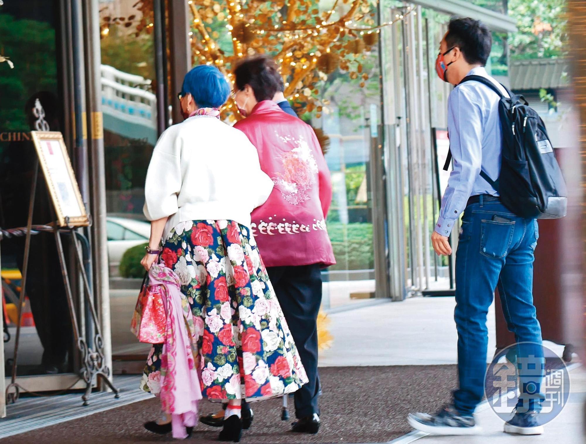 1月5日11:57,哈林(右)跟在後面,護送母親(中)和張小燕進入君品酒店頤宮餐廳用餐。