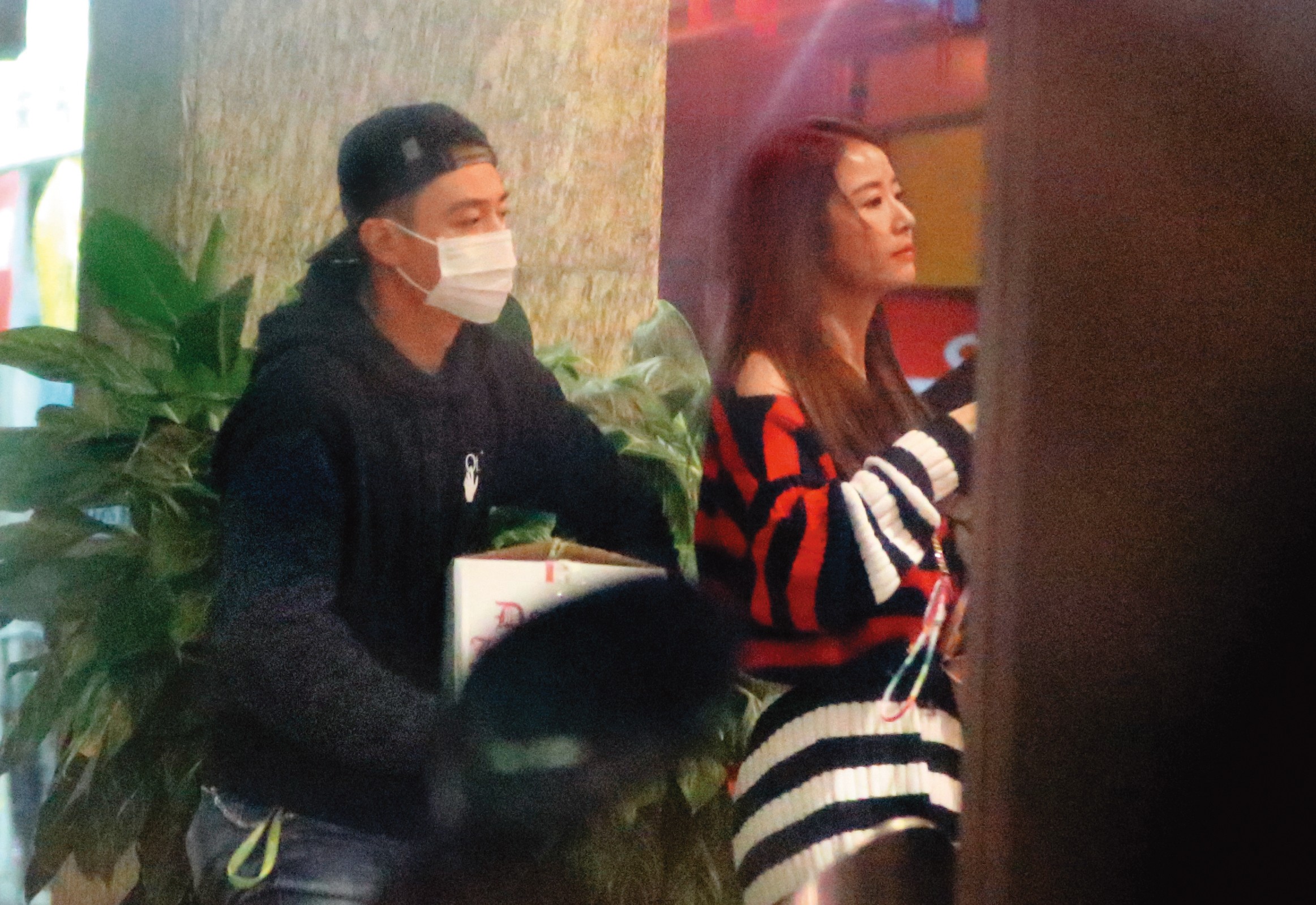 1/6 18:26 林心如（右）與霍建華（左）到一間有名的台菜餐廳續攤，行程相當充實。