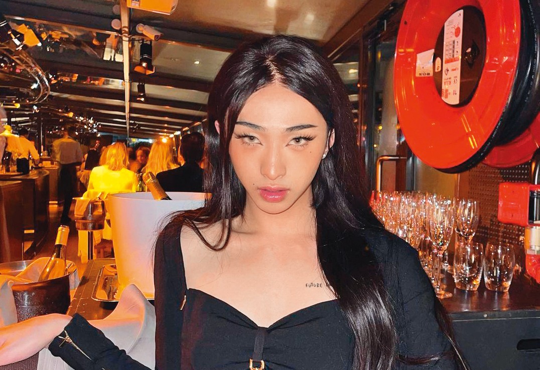 小哈利曾在社交網站上分享穿女裝的照片，受到不少矚目。（翻攝自微博）