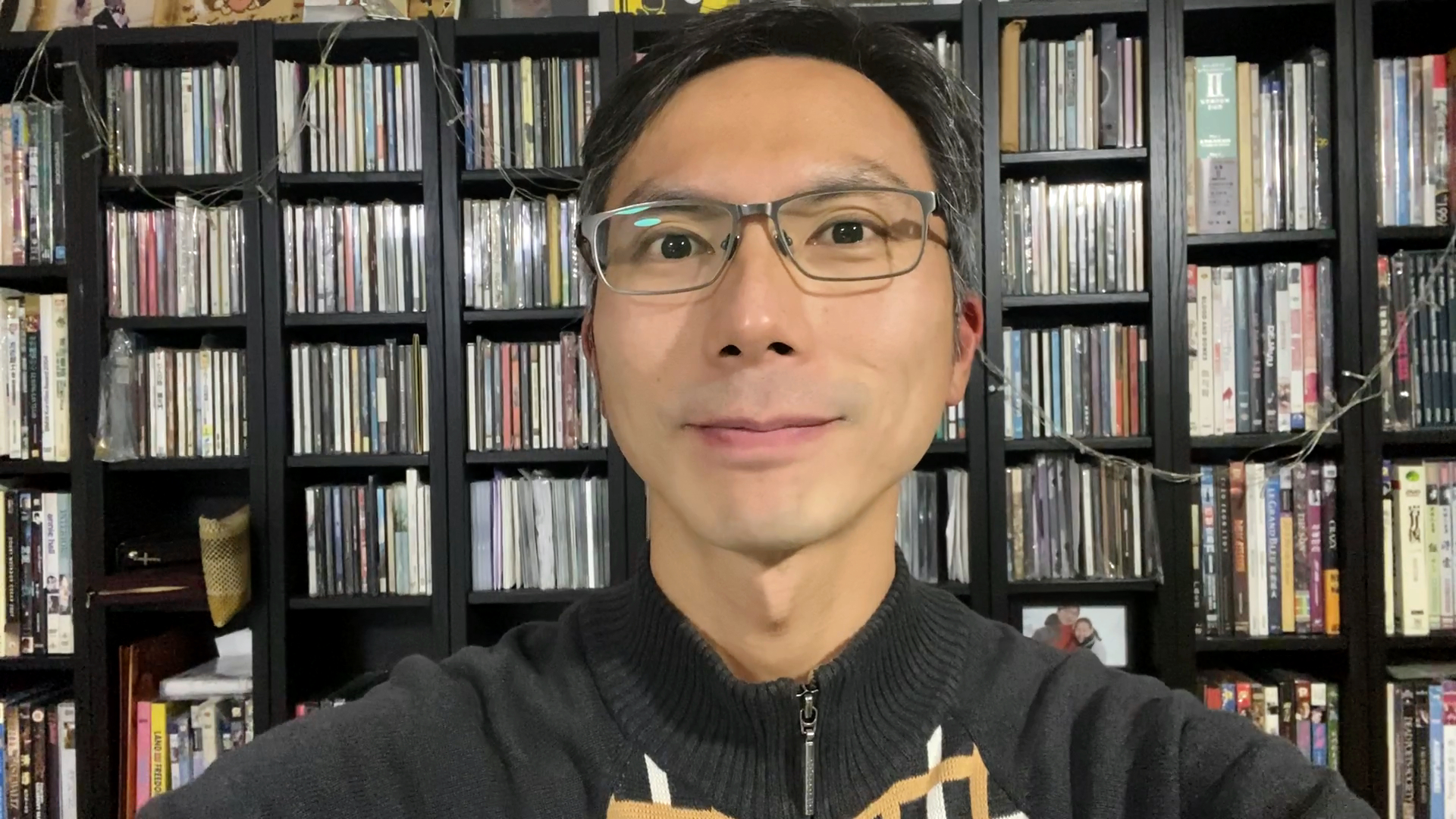 導演周冠威透過影片問候台灣觀眾，並呼籲台灣人珍惜自由。（時代革命提供）