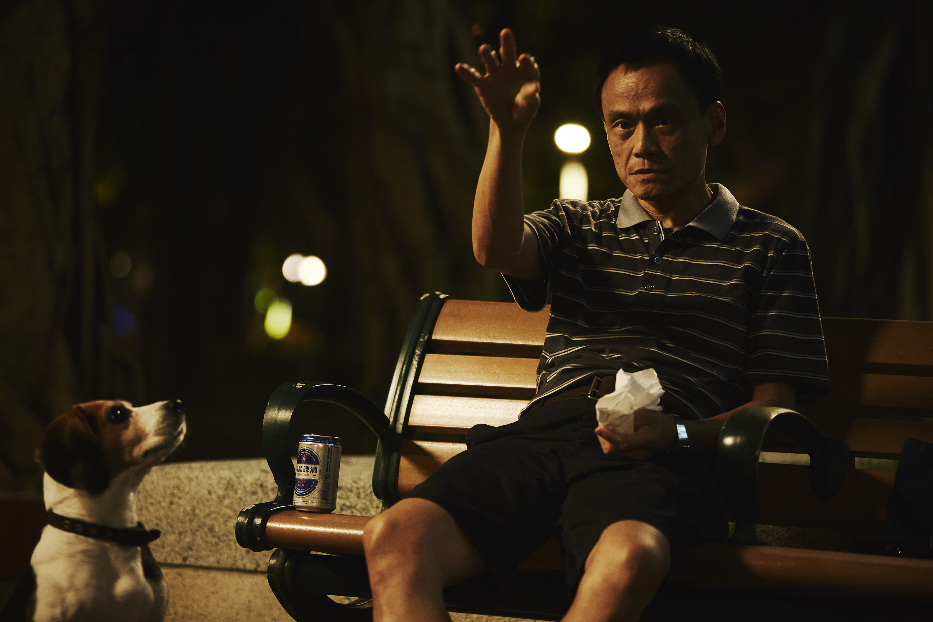 戲裡陳以文經常餵食小狗演員Terry,雙方互動良好,對戲格外自然。(好威映象提供)