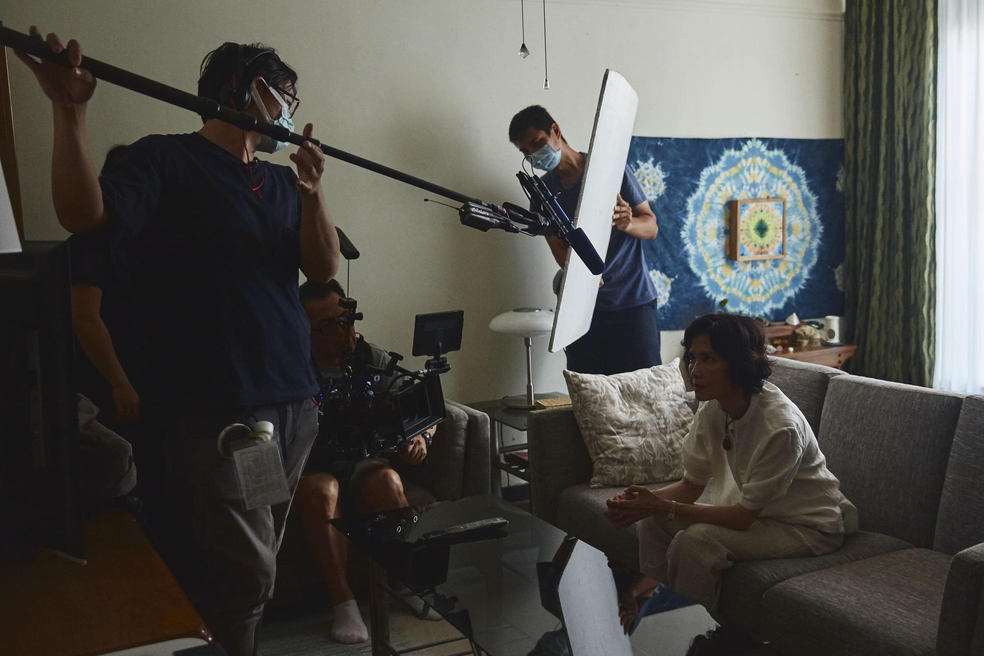 陳湘琪(右)與《修行》導演錢翔合作,一起勘景、蒐集資料、討論劇本,把很多東西推翻再重弄。(好威映象提供)