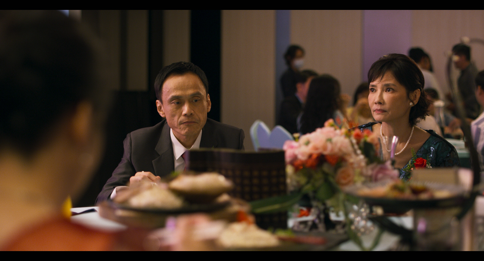 電影《修行》中，金馬影帝陳以文（左）與金馬影后陳湘琪（右）飾演一對關係疏離的夫妻。（好威映象提供）