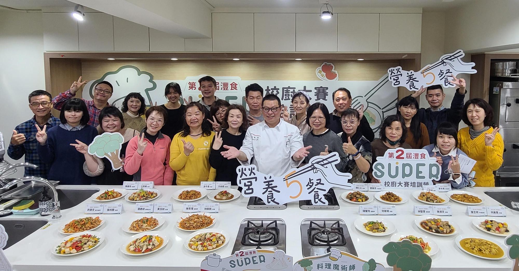 灃食校廚大賽優勝團隊進行培訓課程,料理實作氣氛熱烈。(灃食教育基金會提供)