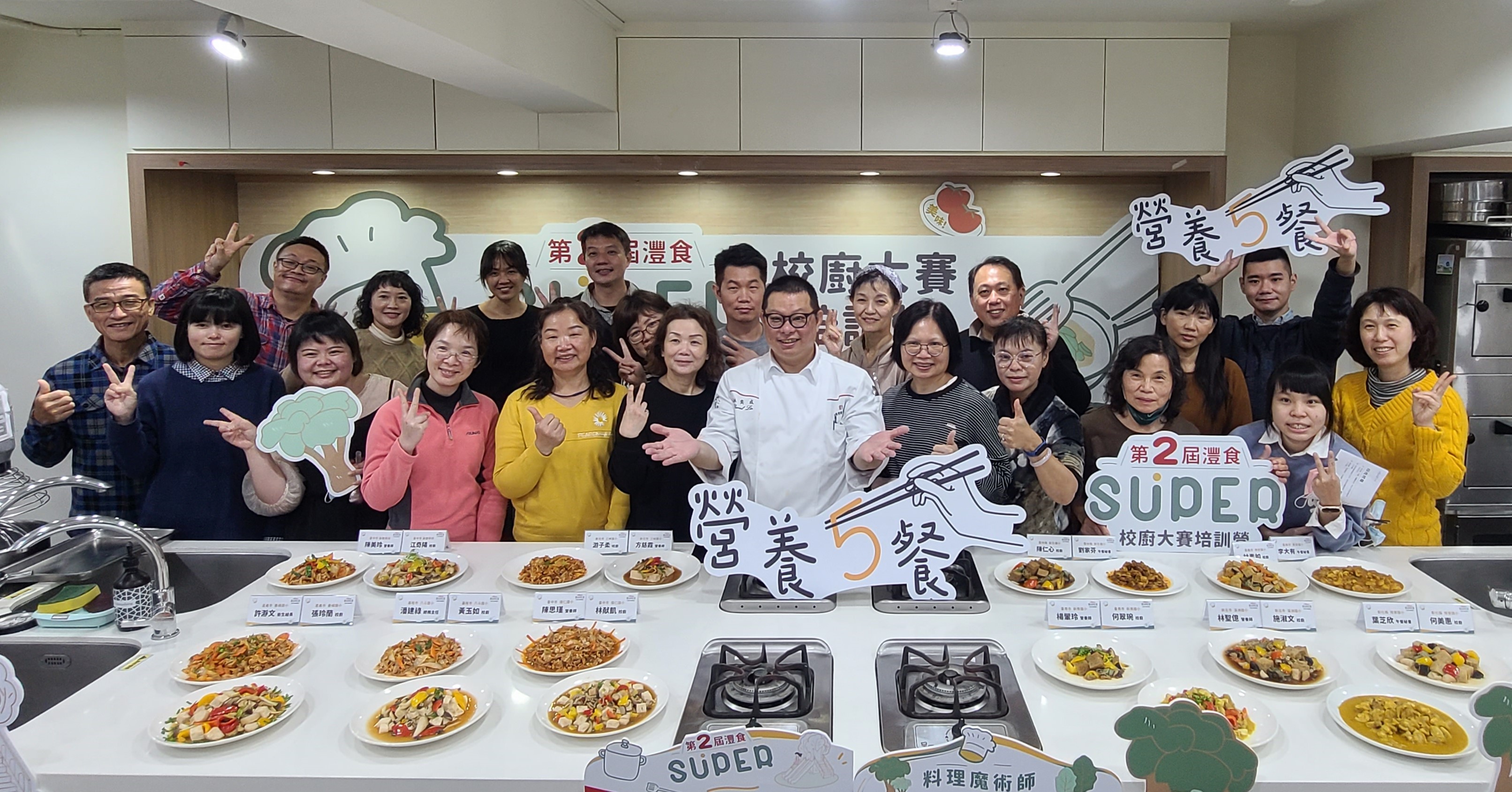 灃食校廚大賽優勝團隊進行培訓課程，料理實作氣氛熱烈。（灃食教育基金會提供）