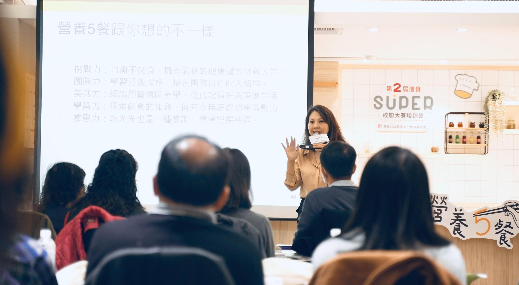 營養師李婉萍分享如何讓營養午餐更有變化,讓孩子勇於嘗試。(灃食教育基金會提供)