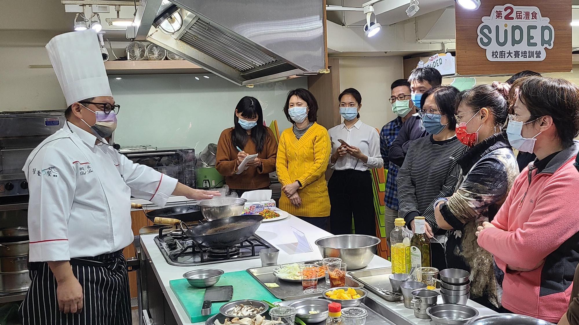 灃食美味革新主廚林奕成從實作中,分析如何讓餐點變美味的訣竅。(灃食教育基金會提供)
