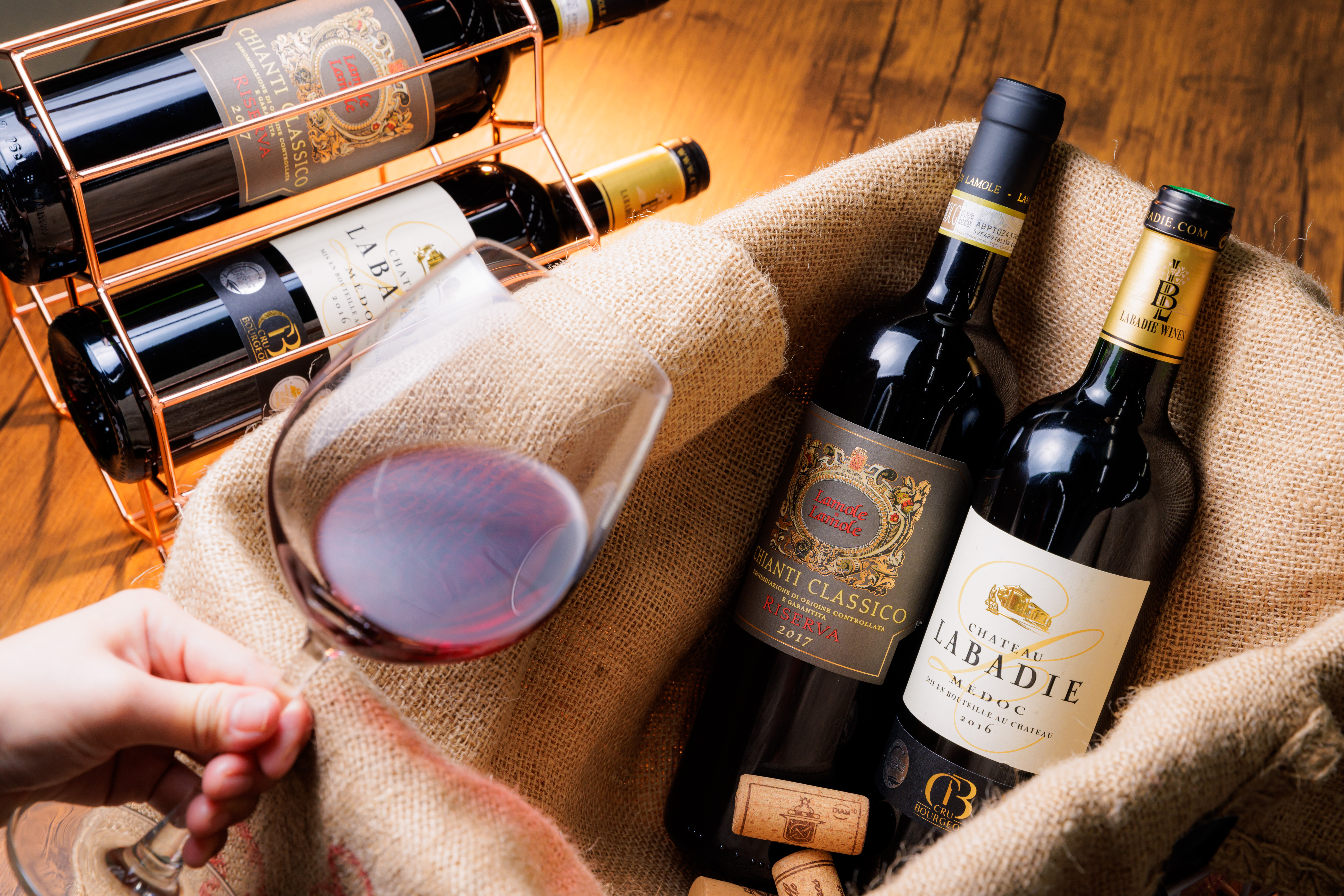 「義大利吉安地經典Lamole DOCG珍藏紅酒」（左，630元／瓶）纖細帶酸，適合搭配重口味肉料理；「禾法頌波爾多梅多克拉巴帝中級紅酒」（右，579元／瓶）單寧感與酸度均衡，佐餐單飲兩相宜。