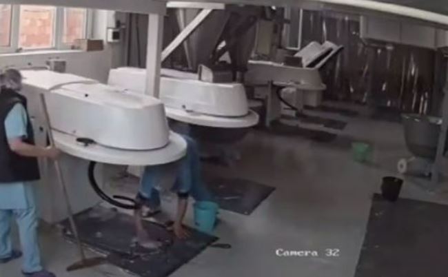 麵包店一名女員工清潔機器時發生工安意外。（翻攝翻攝自《Milli.Az》）