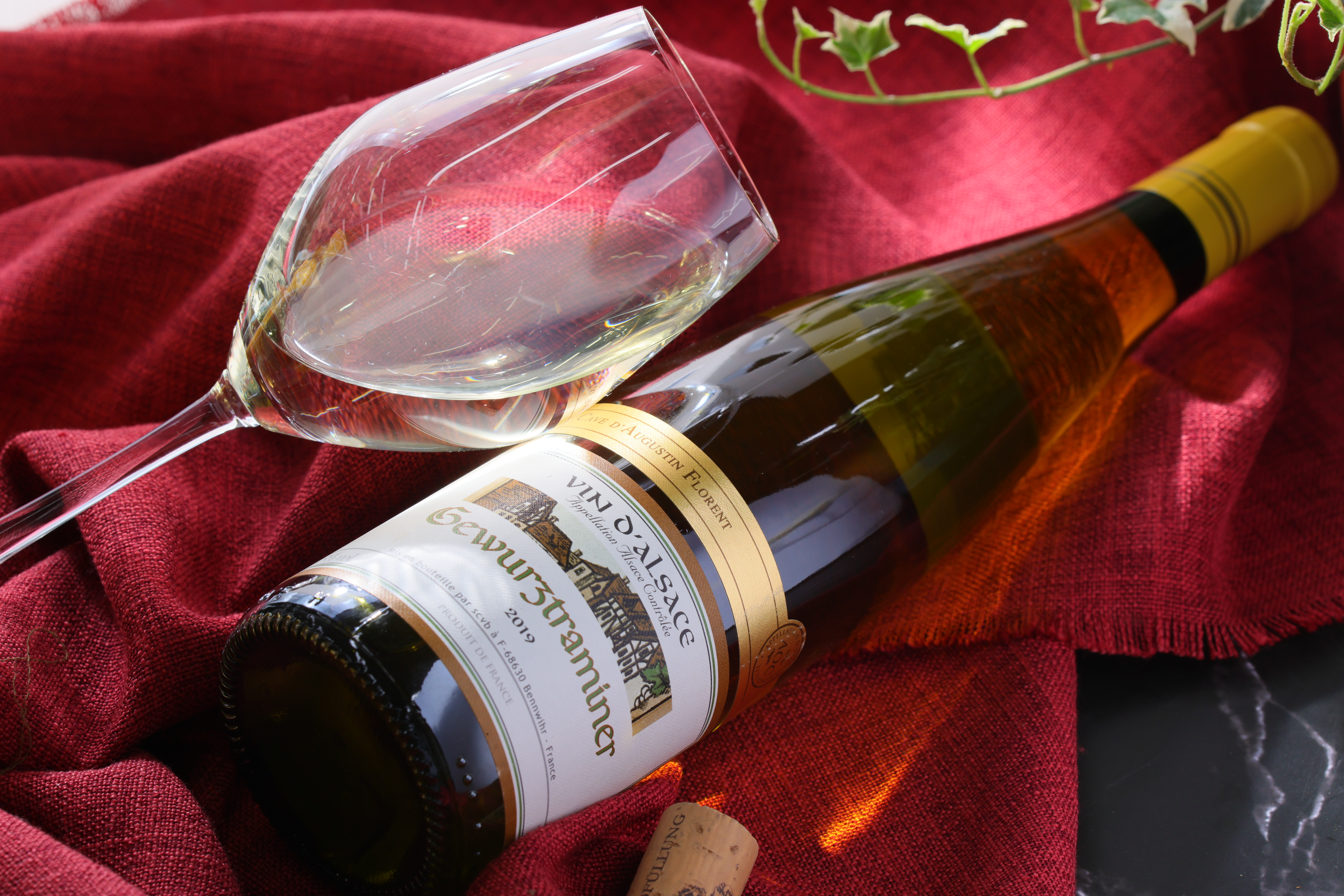 「阿爾薩斯格烏茲塔明娜奧古斯丁白酒」有濃郁香氣，酸度漂亮乾脆，搭配油脂多的肉類也不遜色。（339元／瓶）