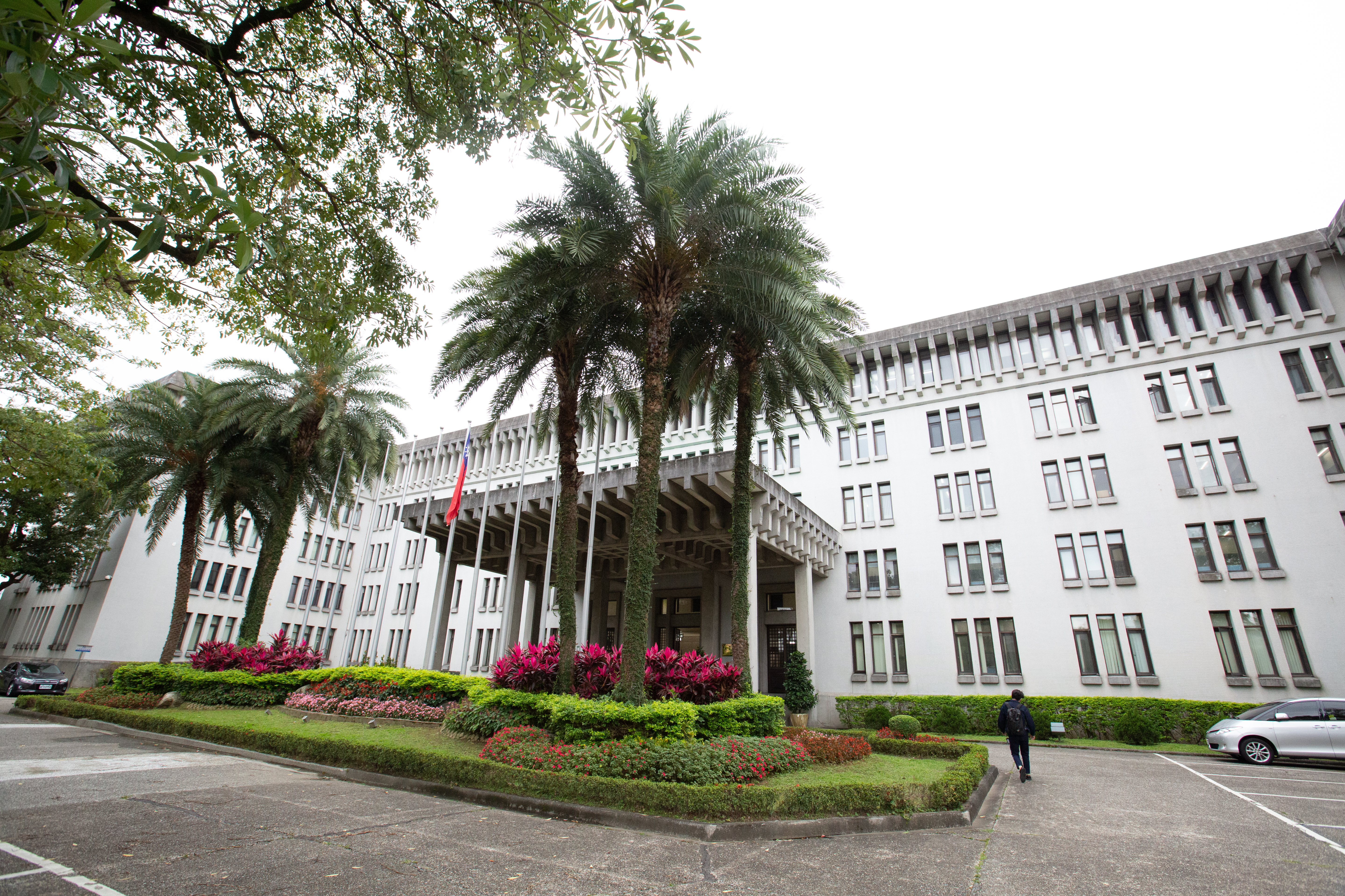 對於歐洲名校將台灣劃入中國範疇，外交部表達強烈不滿與嚴正抗議。