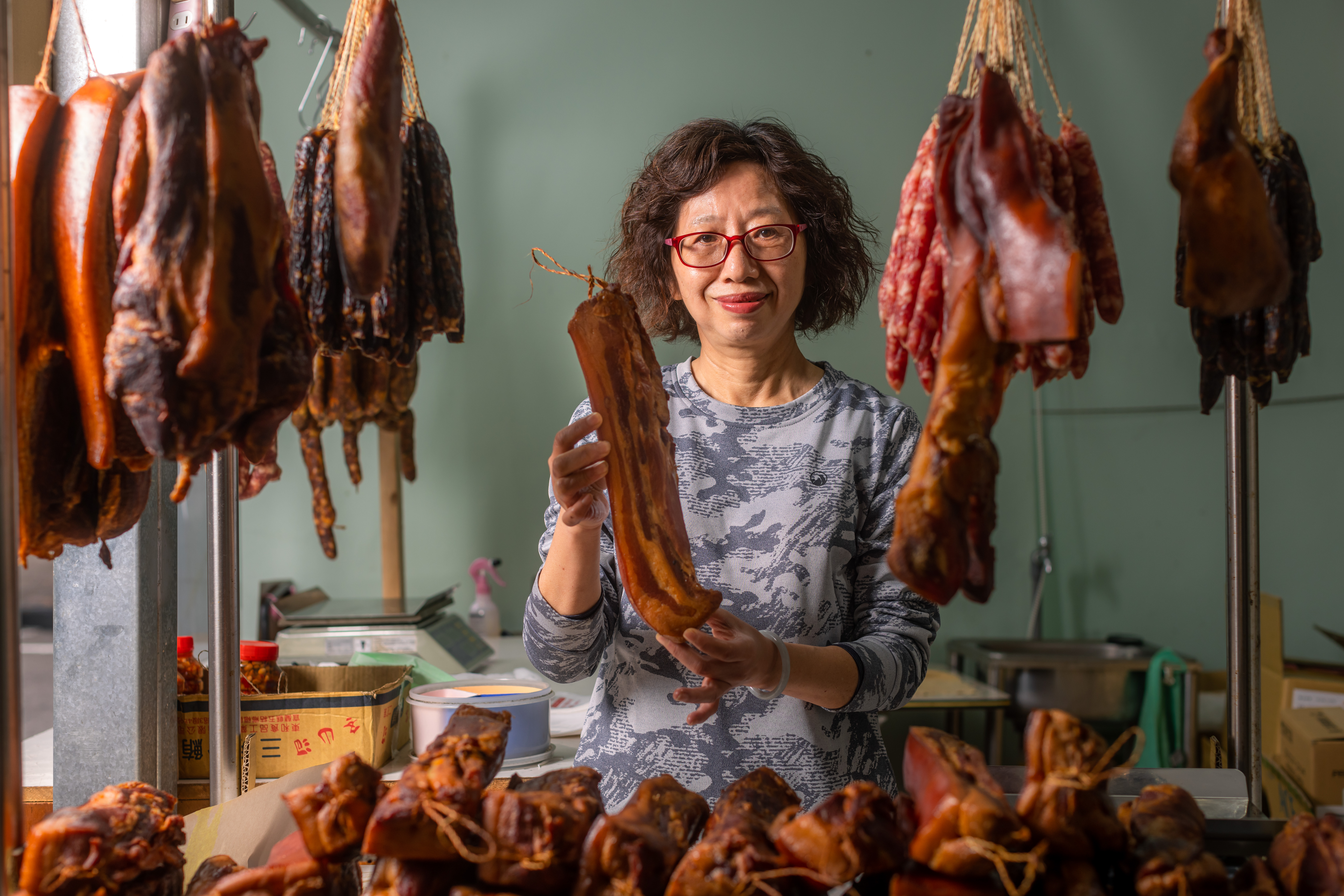 人稱桂二姐的老闆娘桂秀菊，在桂家其實排行老四，從小摸臘肉長大，想吃什麼部位問她準沒錯。