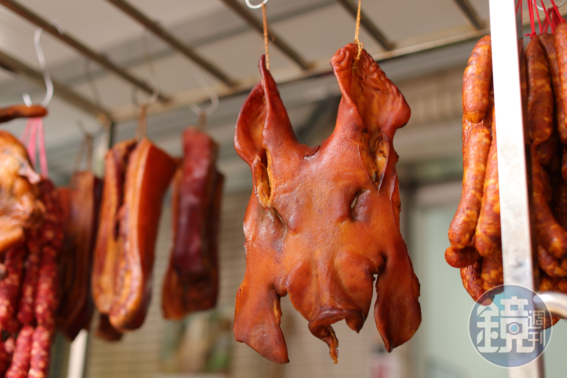 店內的豬頭皮、臘肉、燻魚都是桂二姐的哥哥在陽明山上燻製，再送到內湖門市銷售。