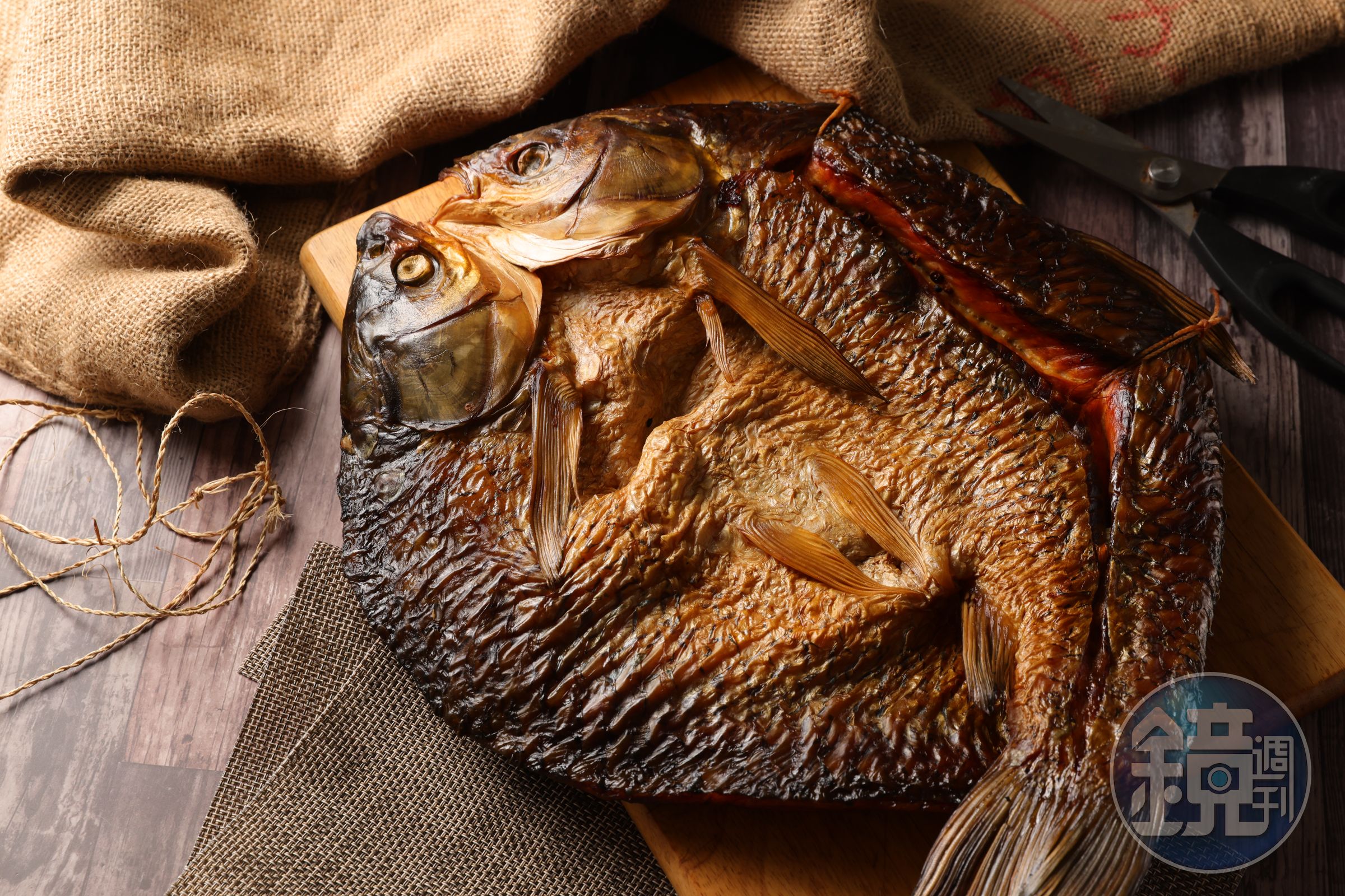 「燻草魚」剪塊蒸熟再炒辣椒，是許多老饕最愛的私房吃法。（570元／斤）