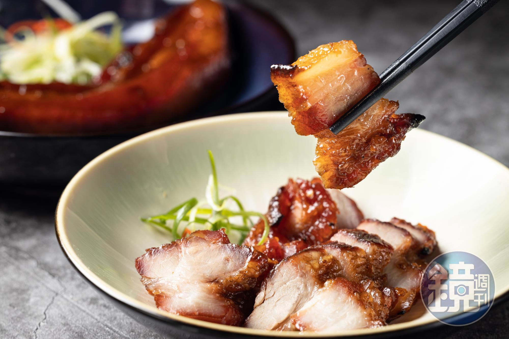 「燶」是廣東話的「焦」，「燶邊叉燒」表皮焦香如蜜，肉質油潤帶Q。 （460元／份）
