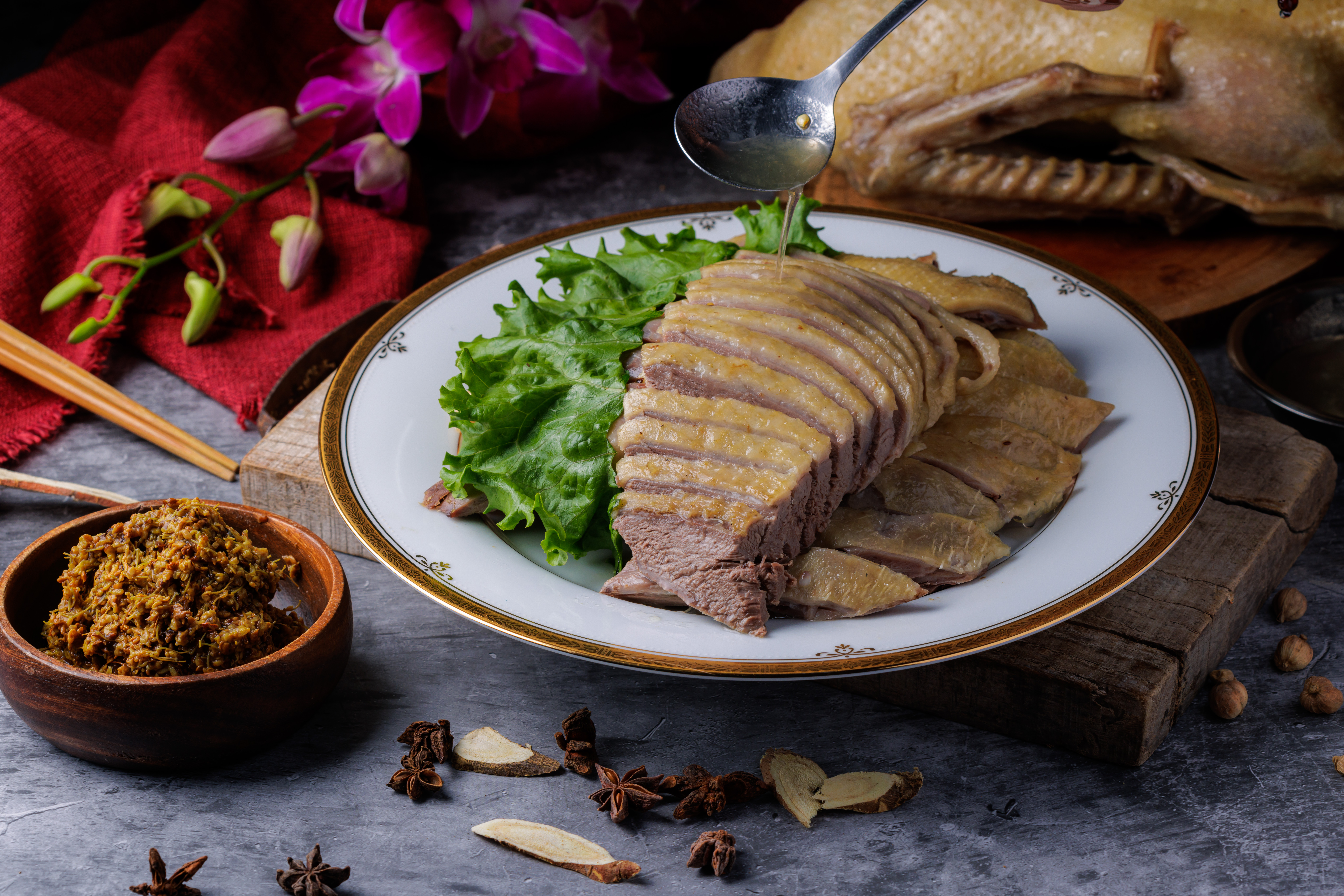 「桂花鹽水鴨」用先浸再蒸的手法鎖住鴨汁鮮甜，後味還有淡淡桂花甜香。（900元／隻、400元／半隻）