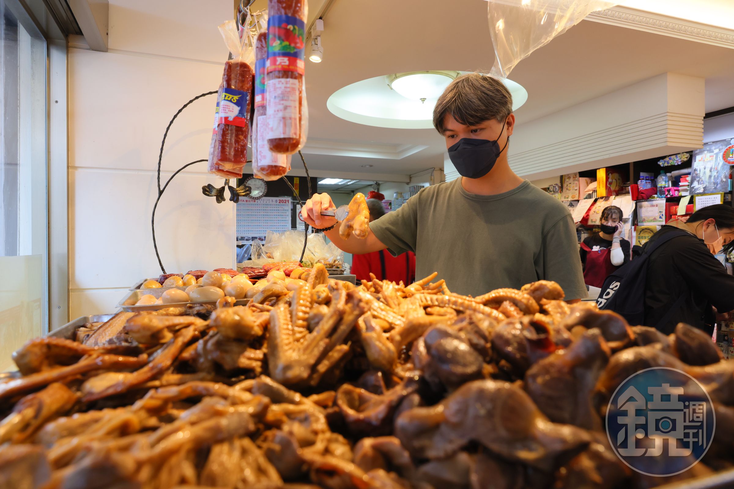 美乃斯的滷味熟食皆堅持每天自製，且樣樣處理得細緻，讓人難以抉擇。