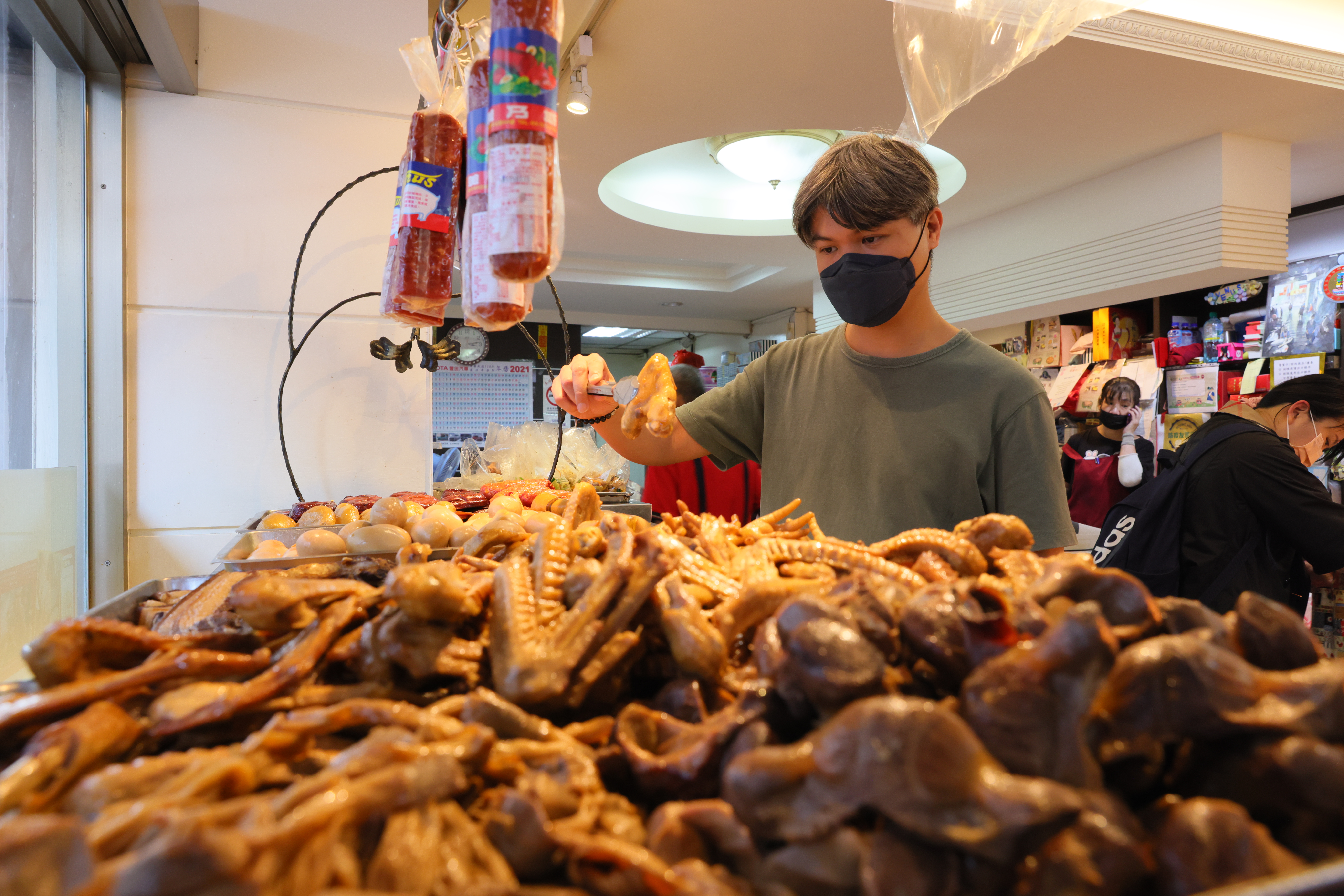 美乃斯的滷味熟食皆堅持每天自製，且樣樣處理得細緻，讓人難以抉擇。