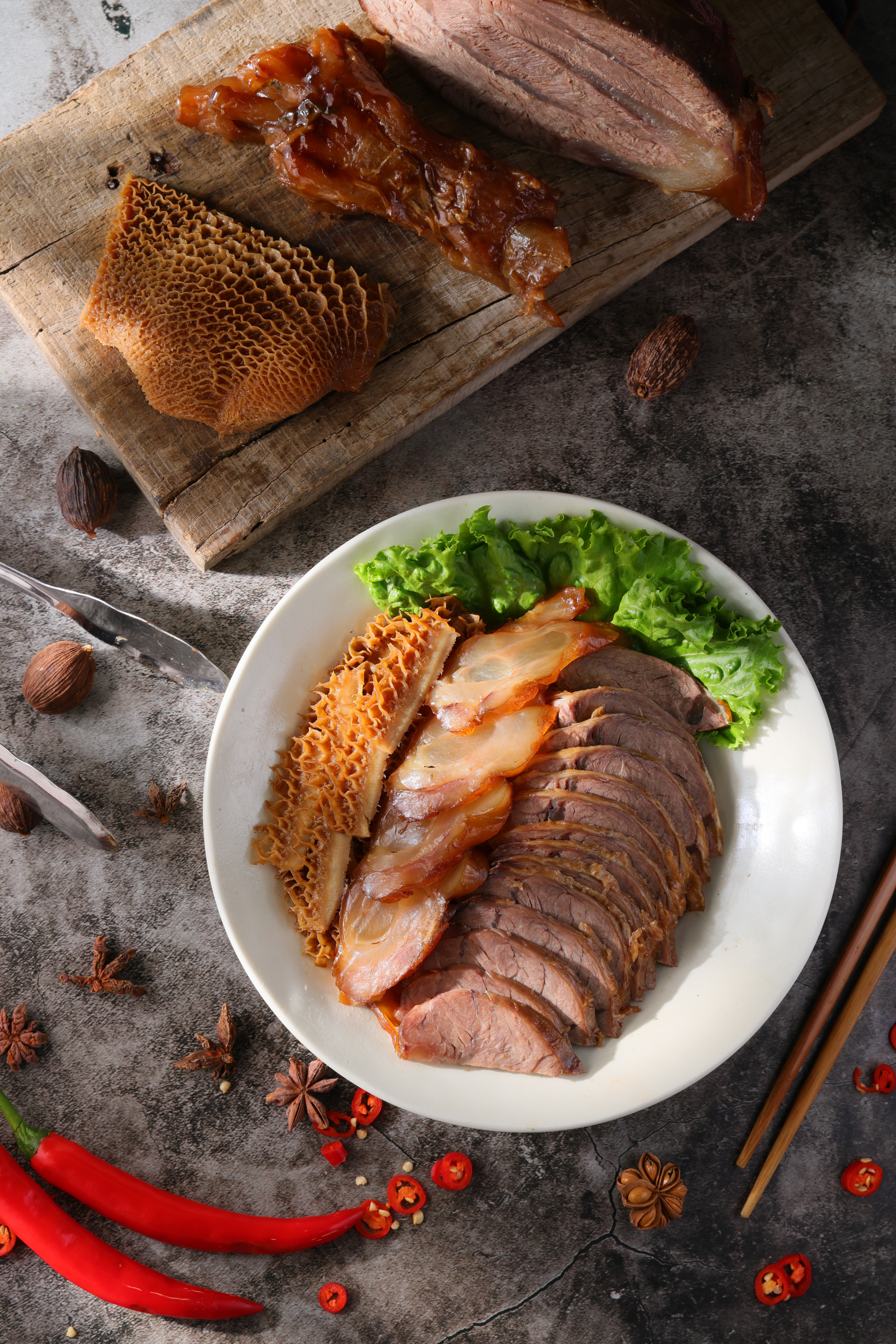 「牛筋／牛腱／牛肚」花長時間滷得入味，不蘸醬料也很有滋味。（200元／綜合）