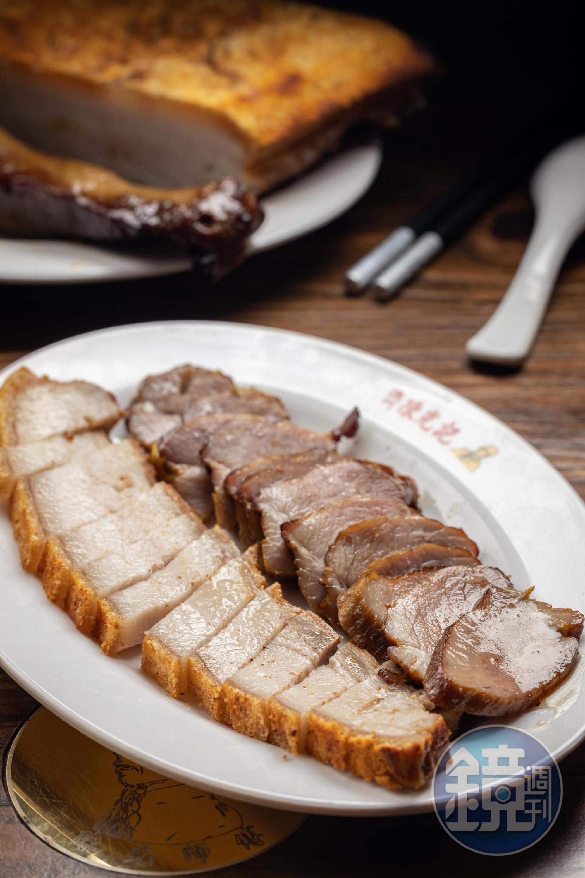「火肉」（左）不用小蘇打卻能做出酥脆鹹香的外皮；叉燒（右）切面的水潤度說明了它有多麽多汁。（380元／大盤雙拼）