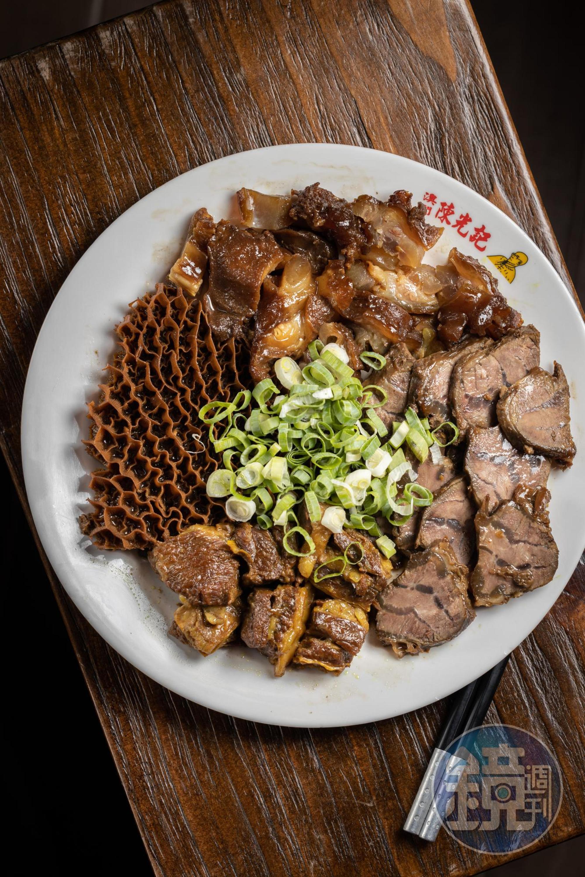 「柱侯醬燜牛三寶」依照食材特性分開處理，讓每個部位都在最佳熟度，滷水香氣相當入味。（320元／份）