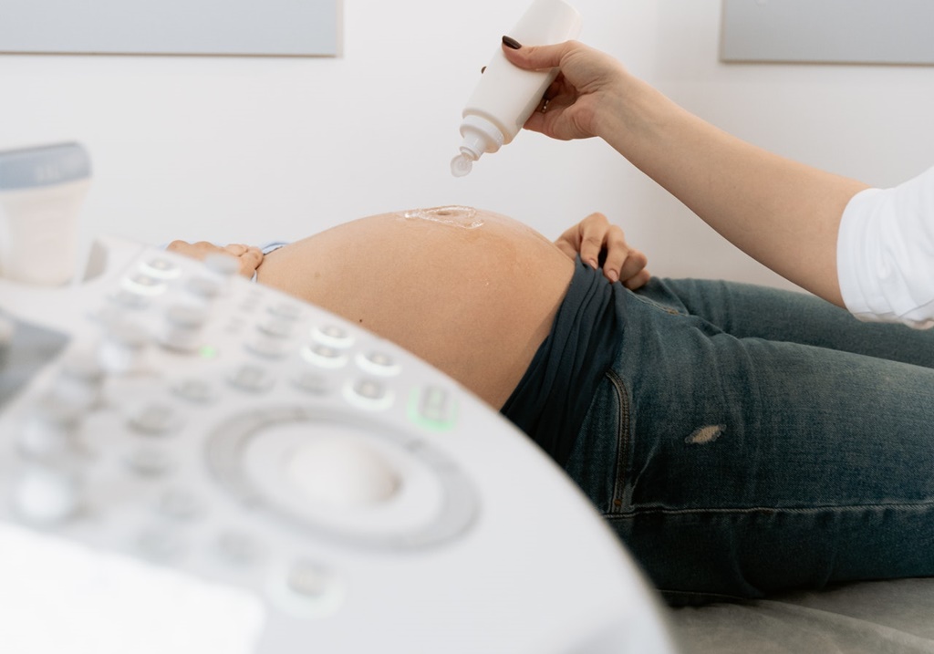 婦產科醫師蘇怡寧遇到陪媳婦看診的婆婆，要求「X月X號11點16分」讓她抱孫。（示意圖，Pexels）