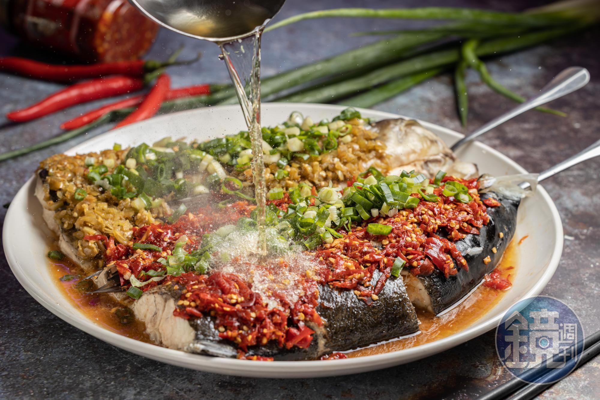 「雙色剁椒魚頭」用自製的青、紅兩種剁椒蒸大頭鰱，肉質幼細帶膠，鮮爽帶酸的辣度還可客製。（900元／全份，550元／半份，需前一日預訂）
