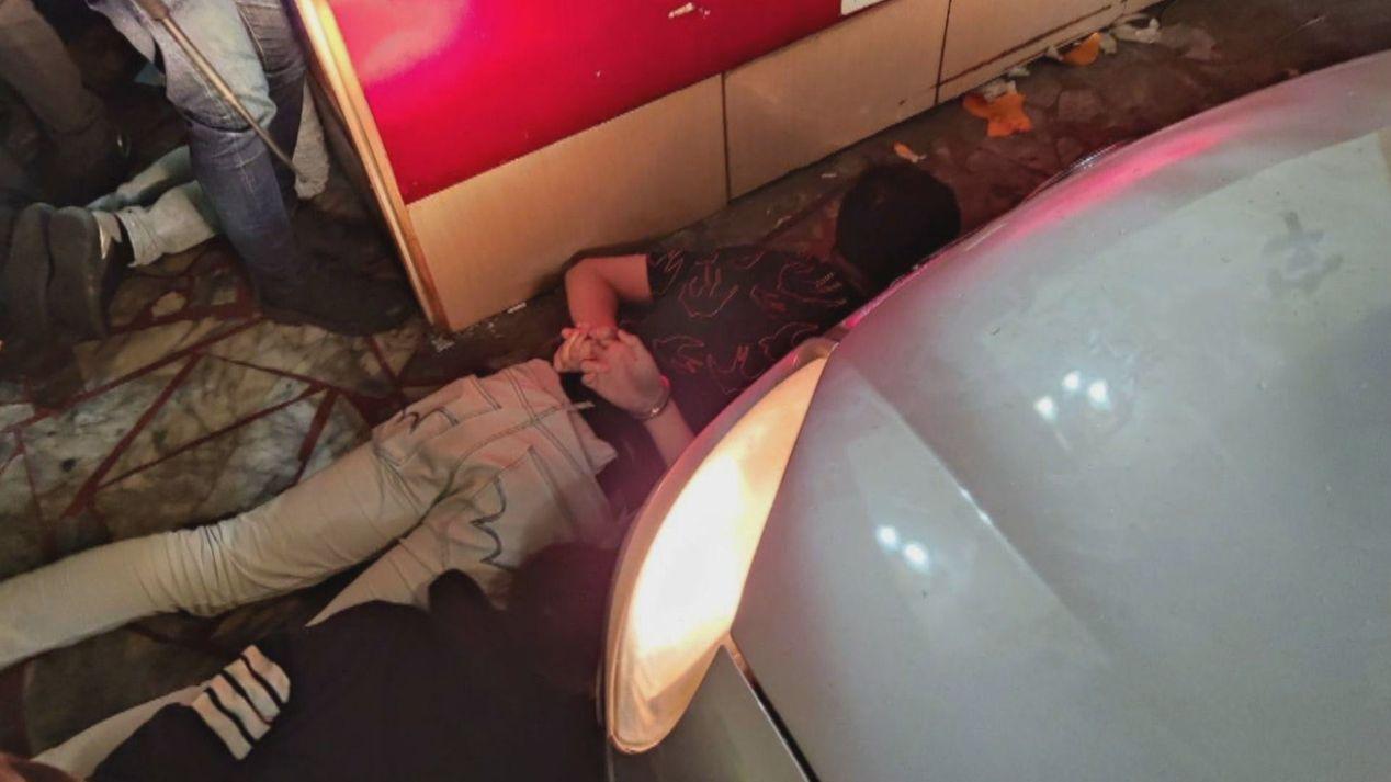 年關將近,有犯罪集團竟軟禁民眾,騙取證件跟存摺,被警方逮捕。