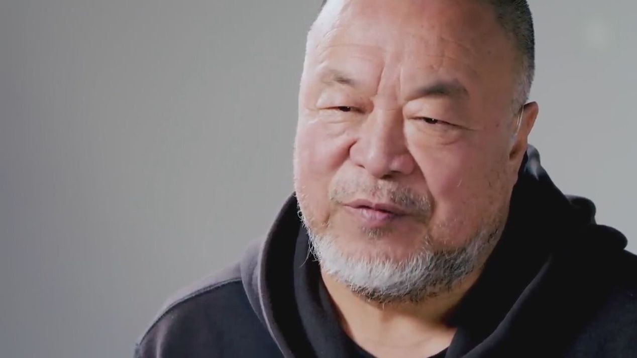 長年流亡海外的中國藝術家艾未未，接受《彭博》專訪。（翻攝自Bloomberg Quicktake YouTube）