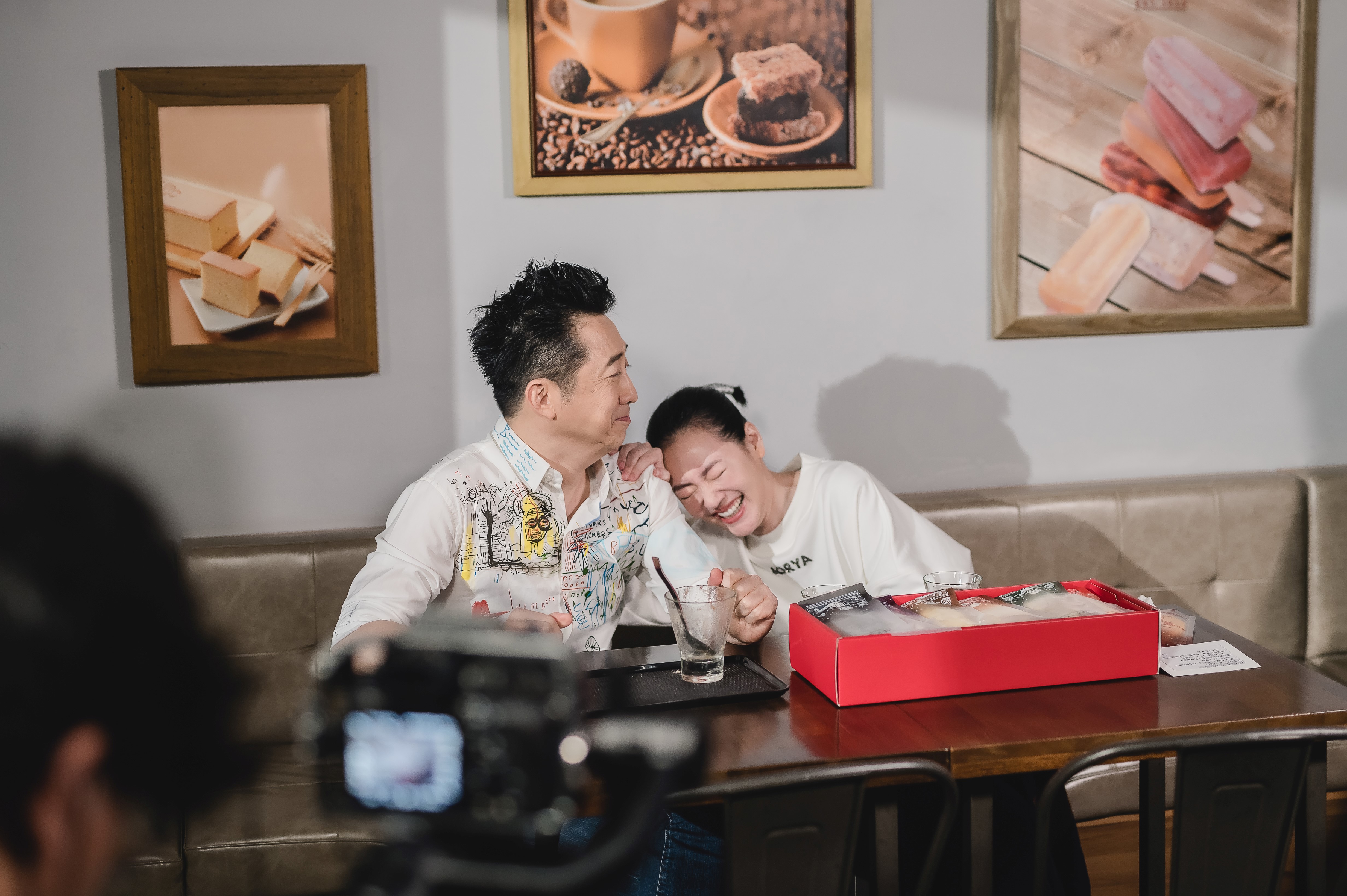 小S（徐熙娣）主持的《熙娣想聊》邀來哈林（庾澄慶）上節目。（CATCHPLAY提供）