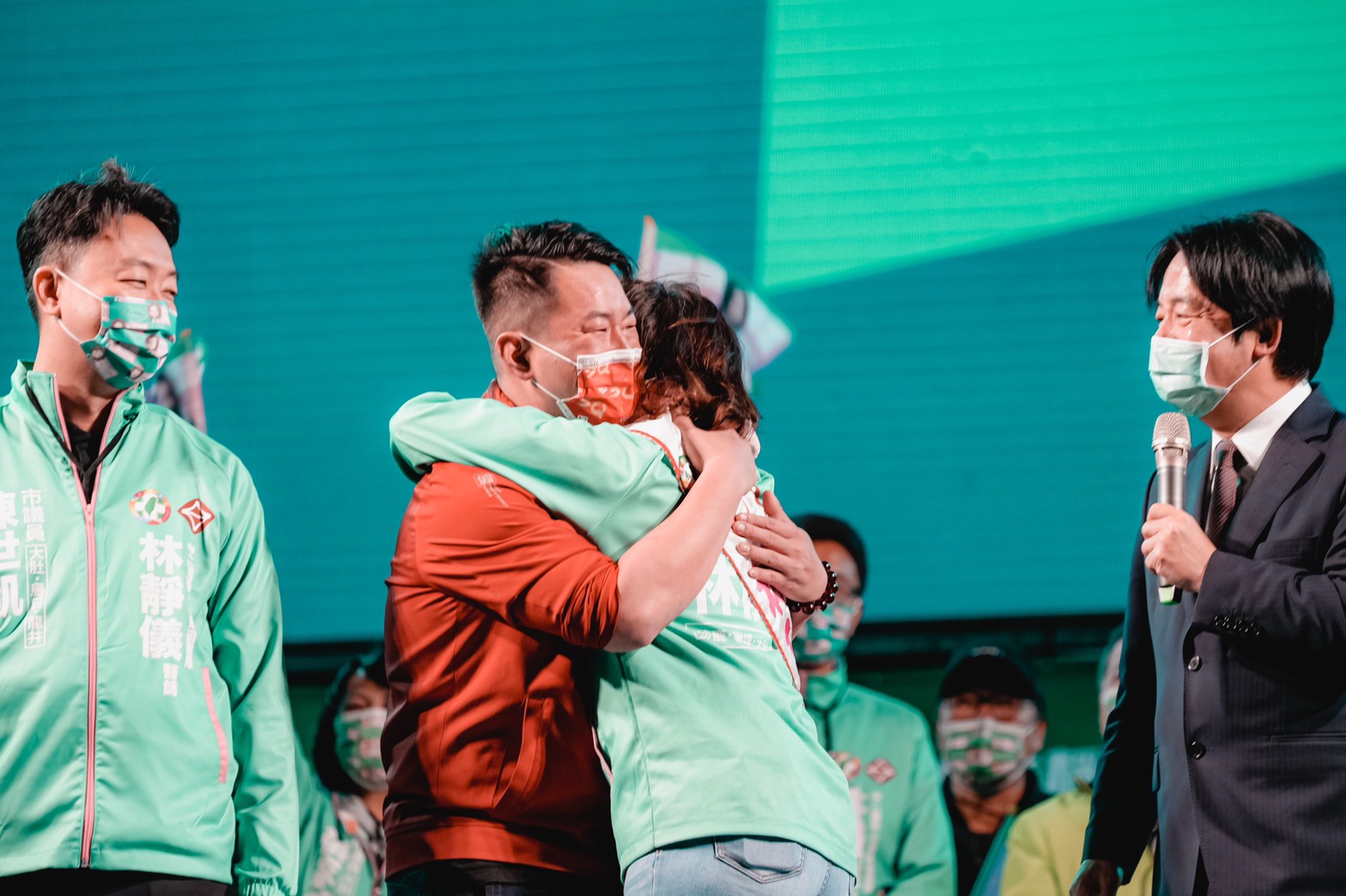 陳柏惟陪同掃街謝票時意外摔落吉普車，林靜儀證實此消息。（翻攝自林靜儀臉書）