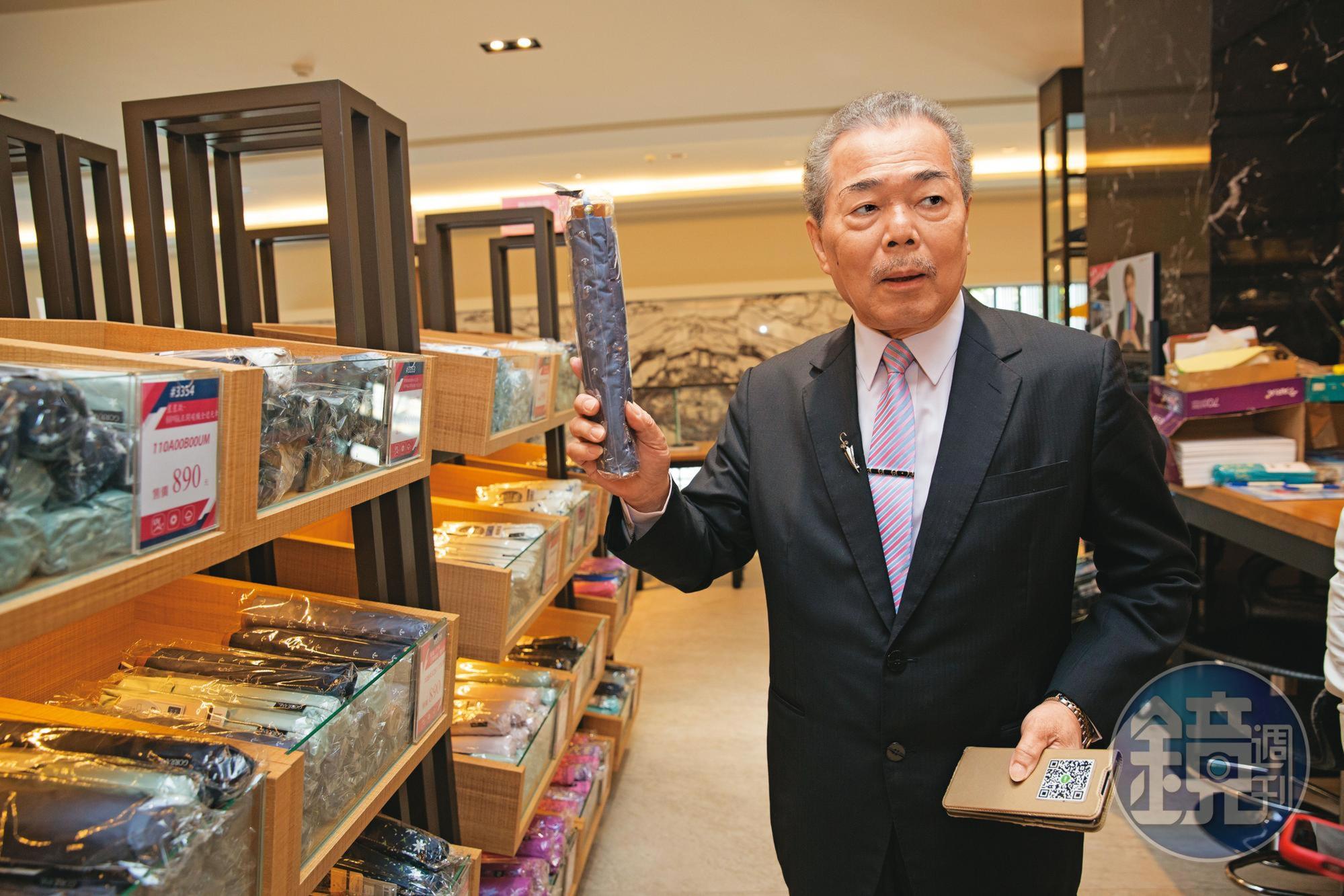 除了自有通路，陳生宏還打入家樂福、寶雅等量販、五金、街邊等逾千家實體通路，在國內市占高達8成。