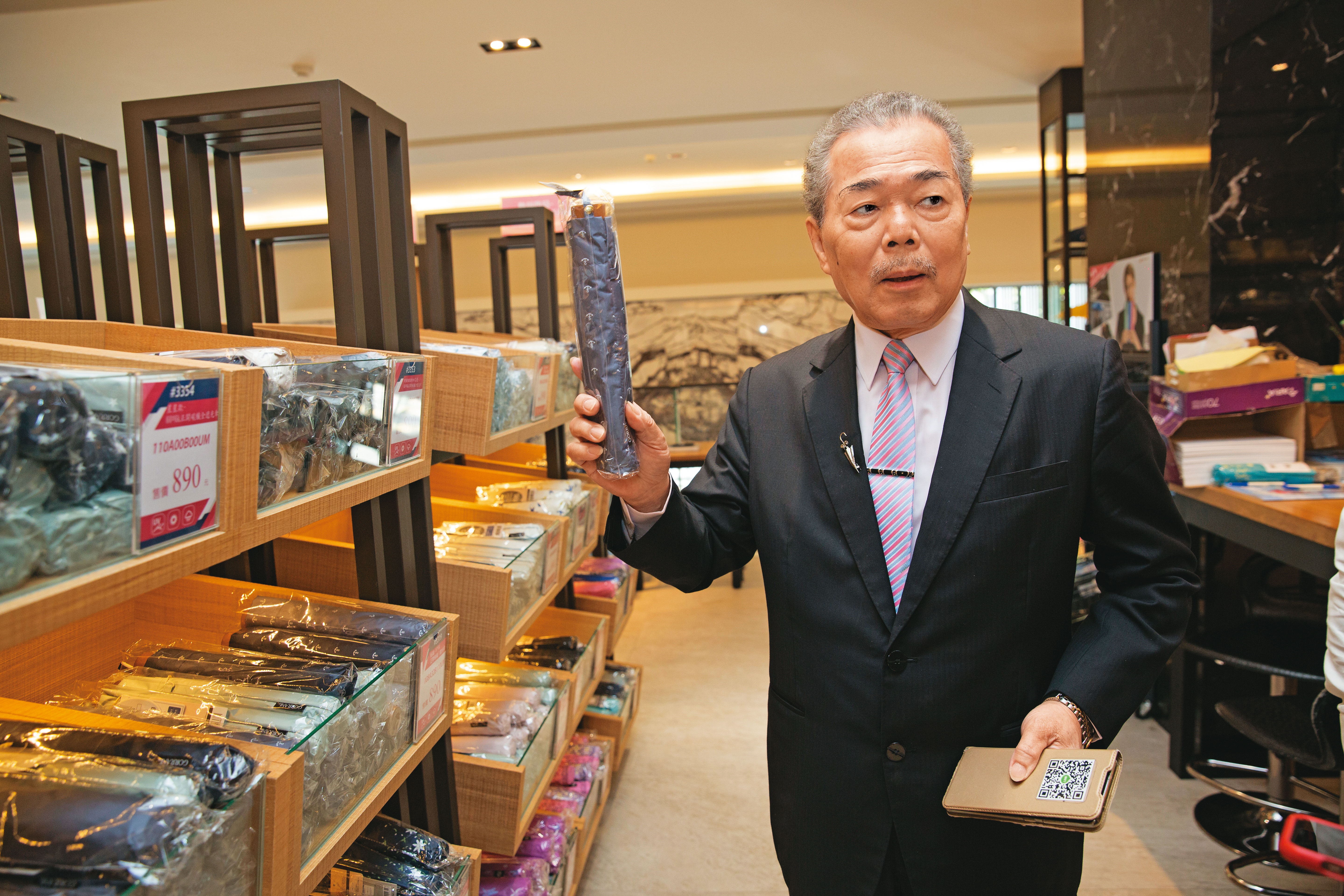 除了自有通路,陳生宏還打入家樂福、寶雅等量販、五金、街邊等逾千家實體通路,在國內市占高達8成。