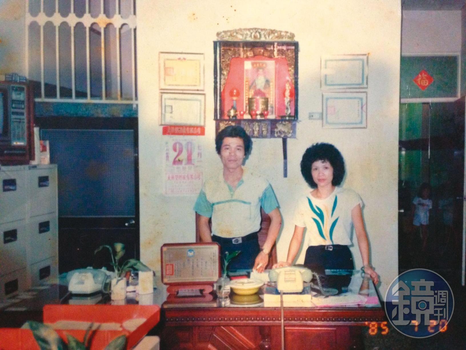 陳生宏（左）與妻子呂玉霜（右）白手起家創業，他負責開拓業務，太太協助管帳與選品設計。（大振豐洋傘提供）