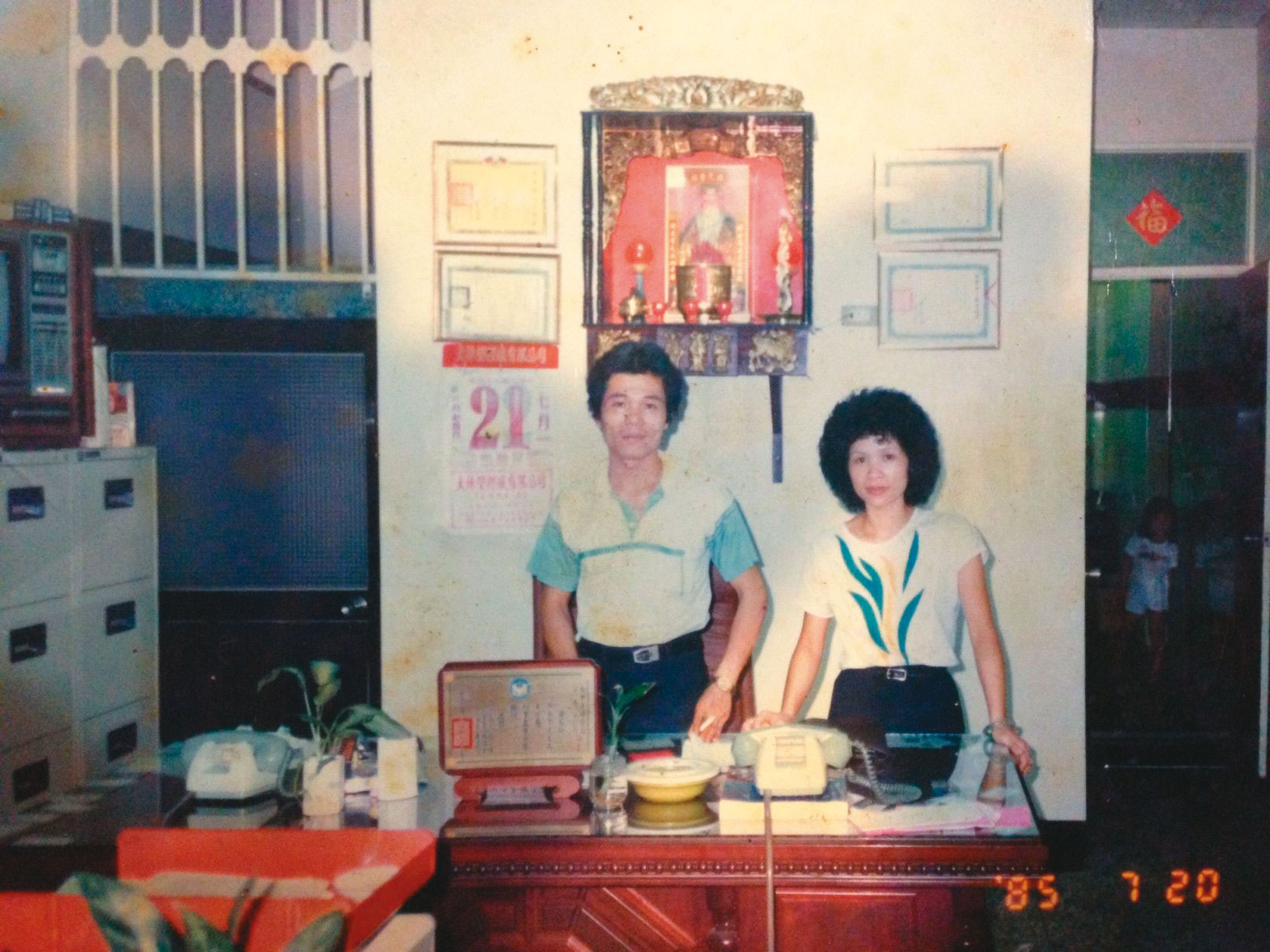 陳生宏(左)與妻子呂玉霜(右)白手起家創業,他負責開拓業務,太太協助管帳與選品設計。(大振豐洋傘提供)