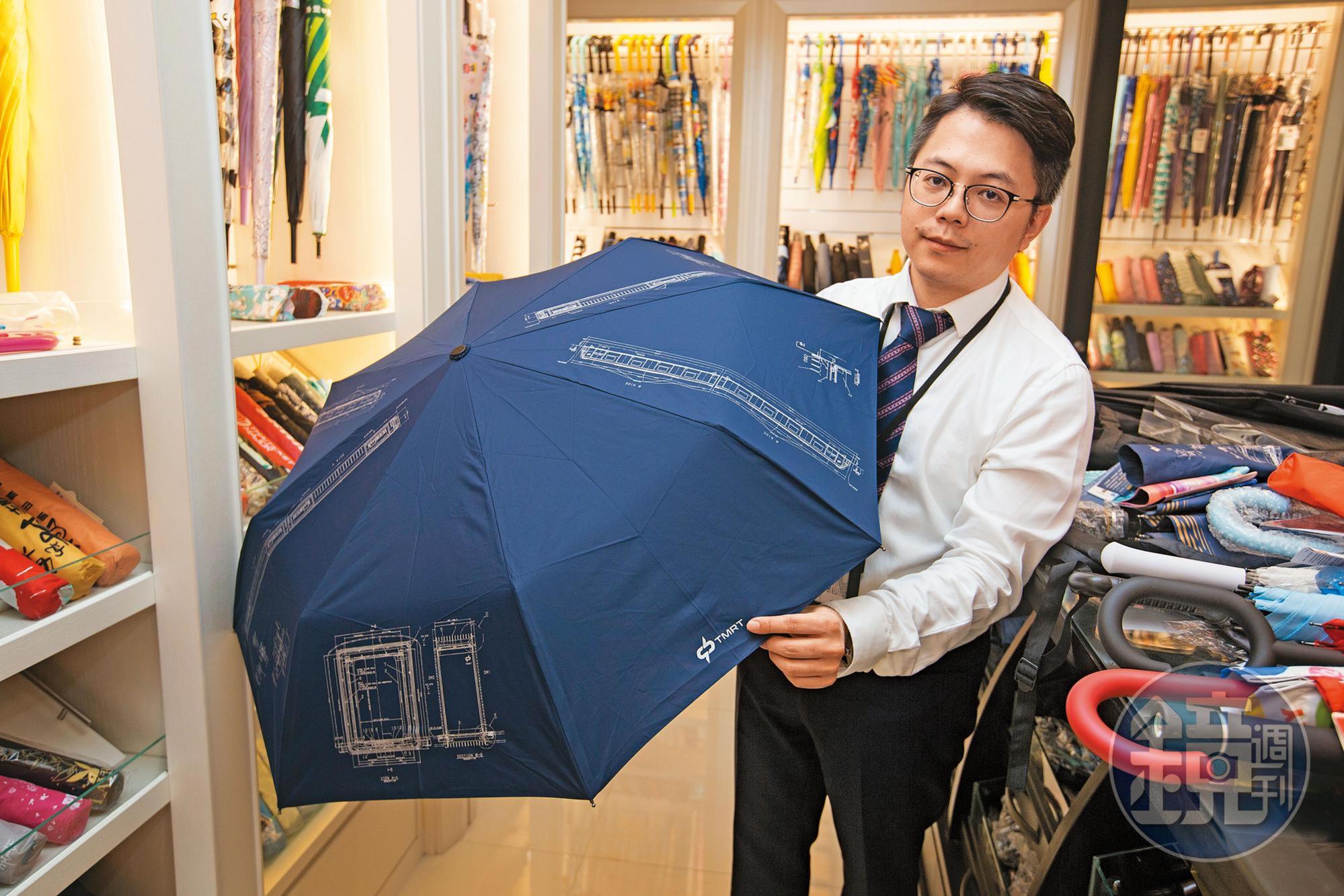 第二代陳奕錩10年前加入團隊，銜父命開拓禮贈品市場，圖為替台中捷運量身打造客製傘。