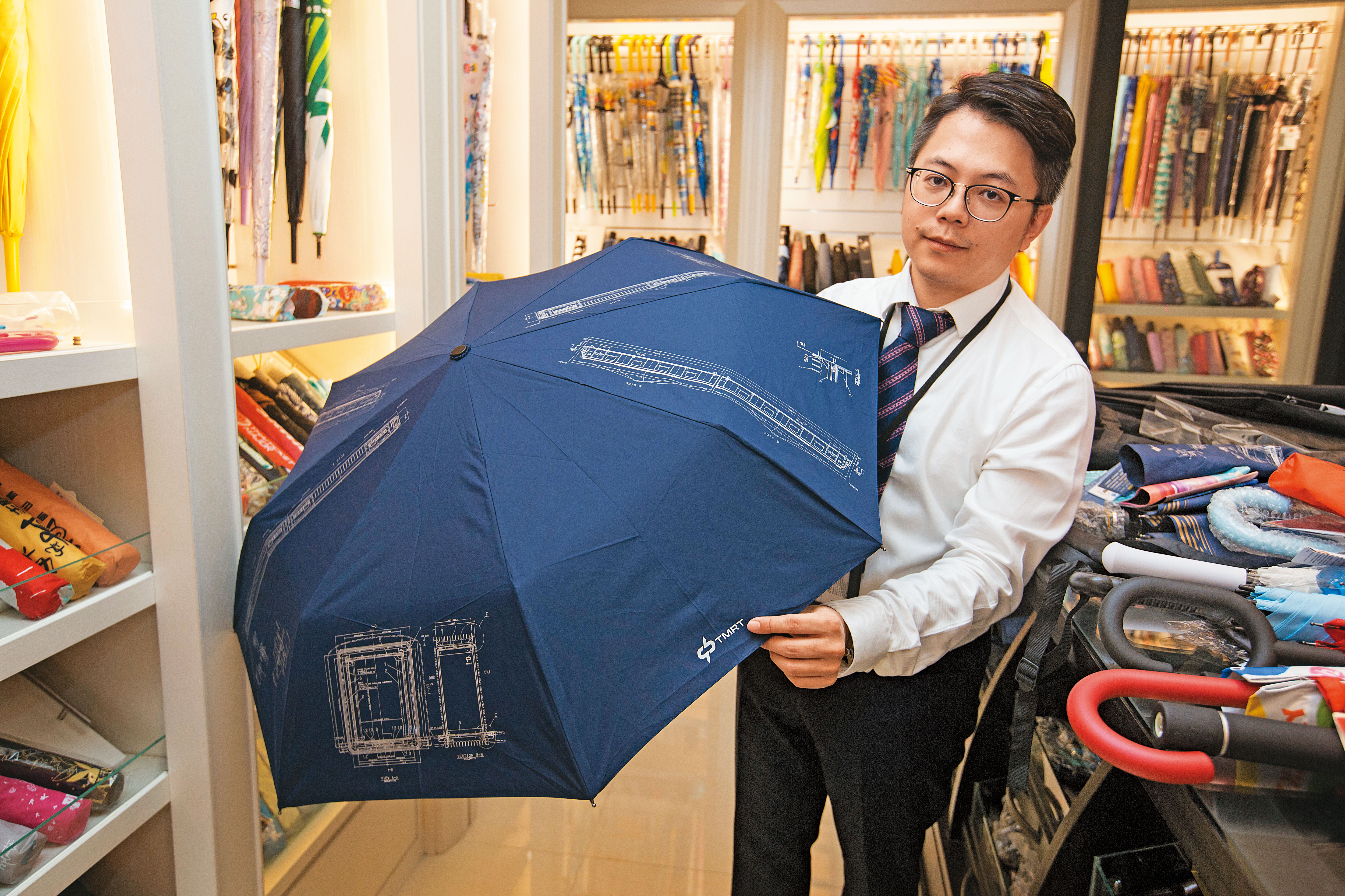 第二代陳奕錩10年前加入團隊,銜父命開拓禮贈品市場,圖為替台中捷運量身打造客製傘。