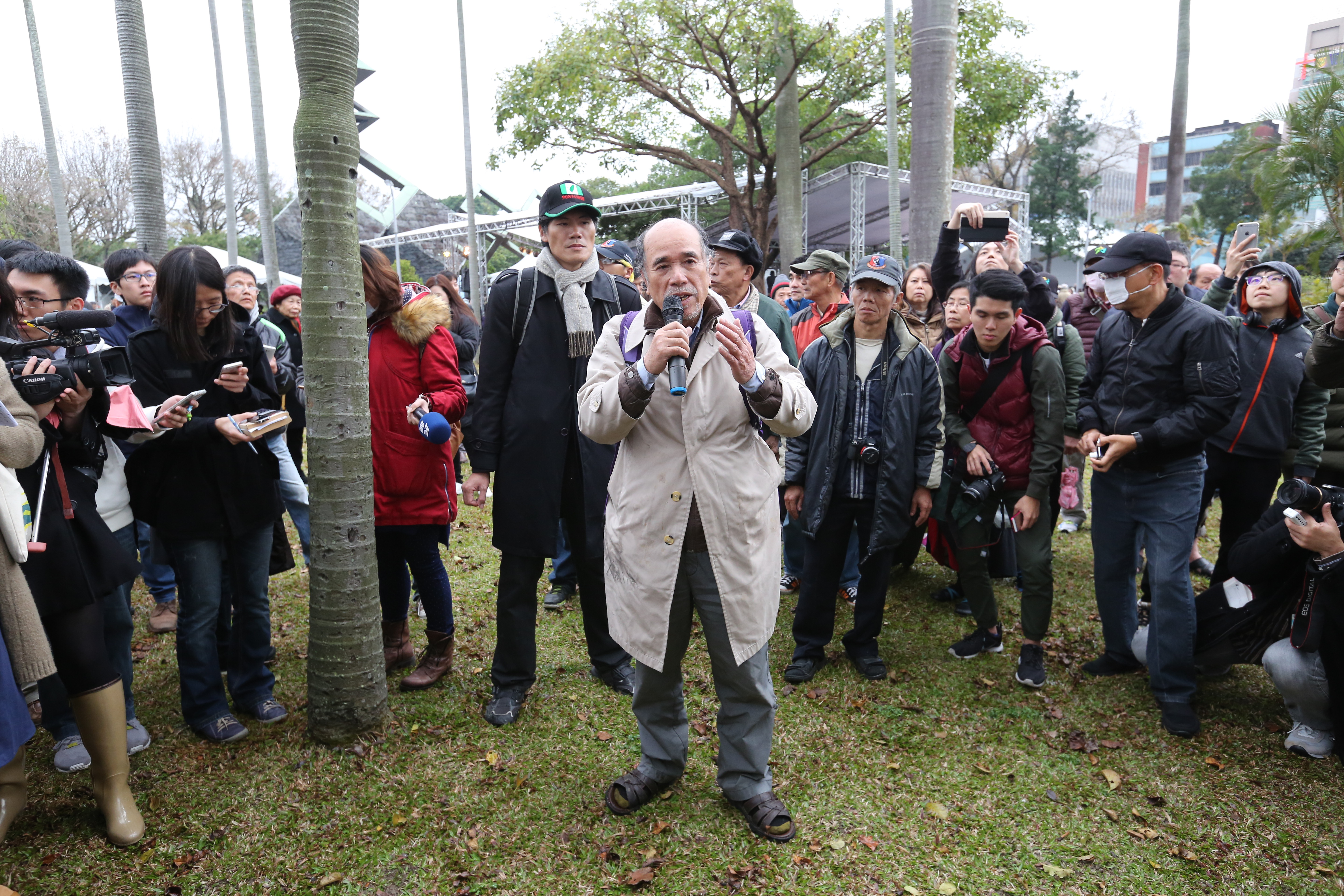 國內近日境外移入數量爆增，近日剛返台的台獨大老蔡丁貴今po文宣布確診，「我懷疑自己是不是在飛機上受到感染了。」（本刊資料照）