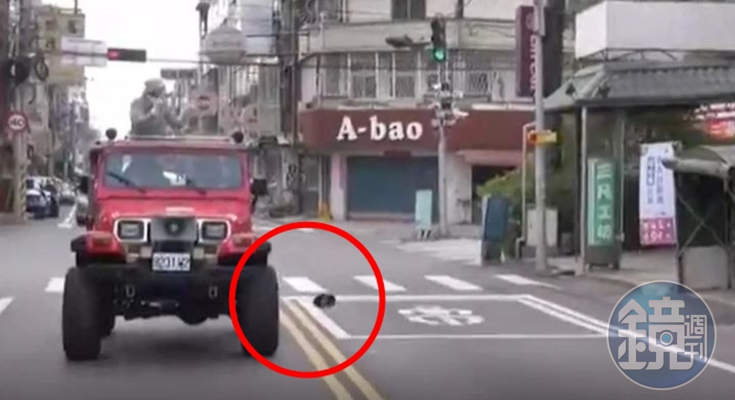 陳柏惟從吉普車上摔落。（翻攝自林靜儀臉書）