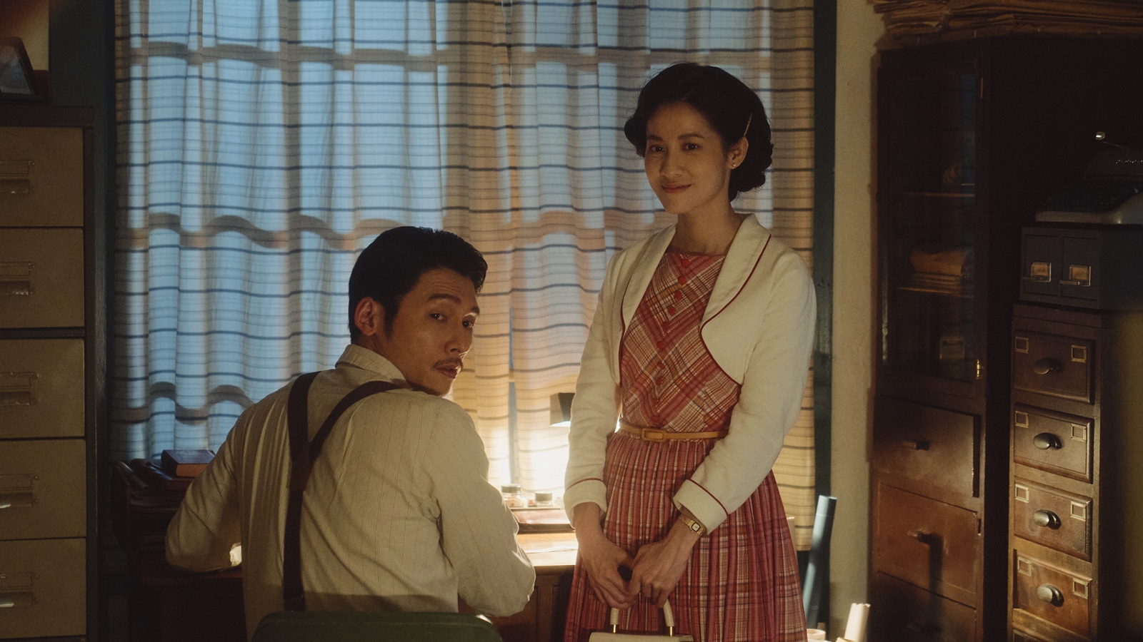 《茶金》中溫昇豪和連俞涵有曖昧情愫流動。（華視提供）