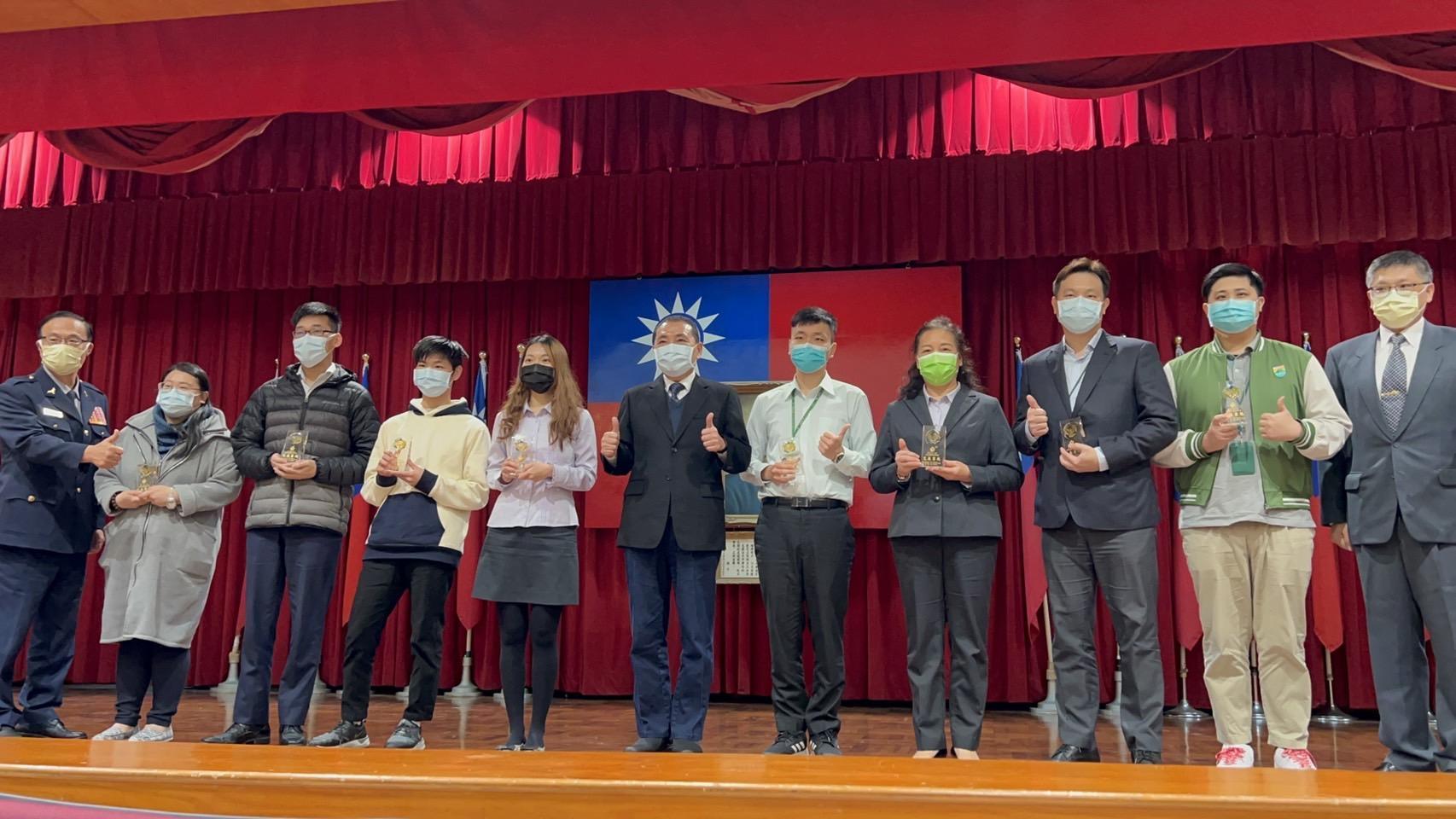 107位成功攔阻民眾遭詐款項的金融機構行員、超商店員，今天接受市長侯友宜表揚。（翻攝畫面）