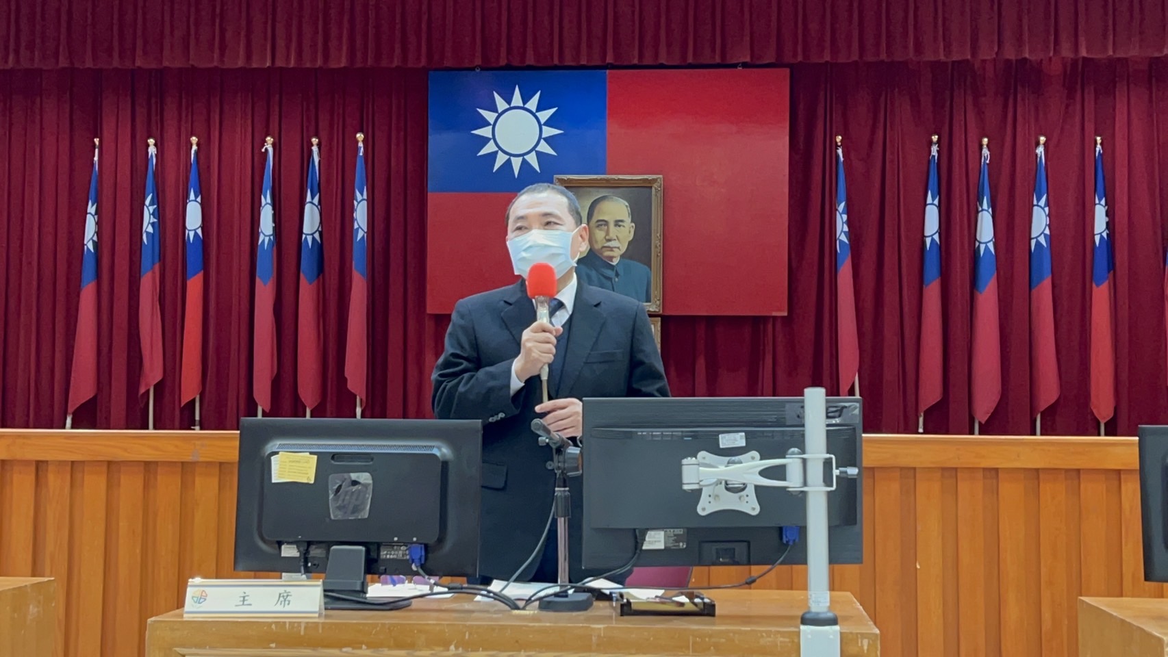 侯友宜今天參加新北市府警察局「警政工作會報」,對打詐成果感到滿意。(翻攝畫面)