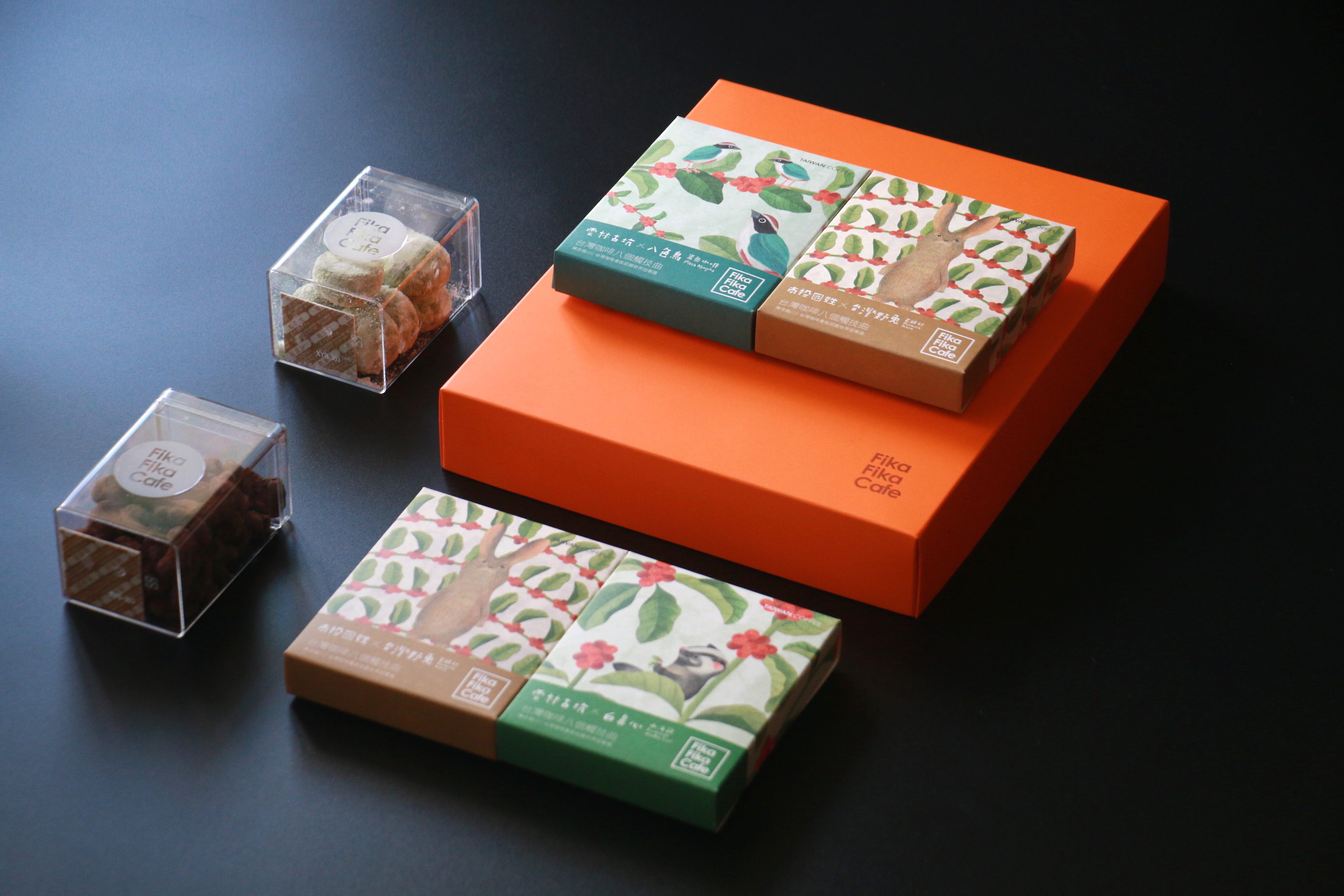 Fika Fika「台灣精品咖啡午茶禮盒」除了有台灣精品級咖啡掛耳包搭配手工甜點，包裝設計也很吸睛。（Fika Fika Cafe提供）