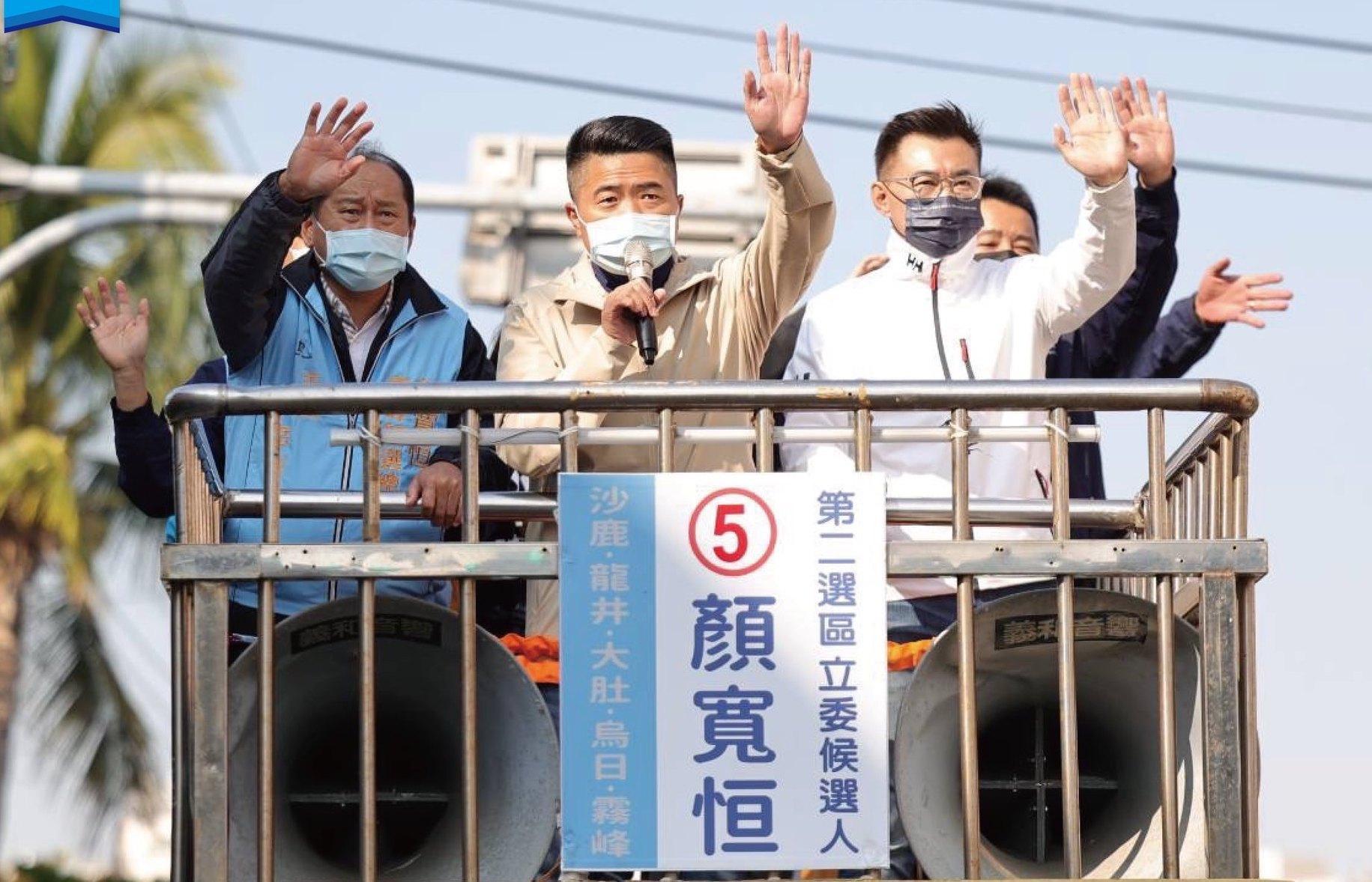 江啓臣（右）陪顏寬恒謝票。（翻攝江啓臣臉書）