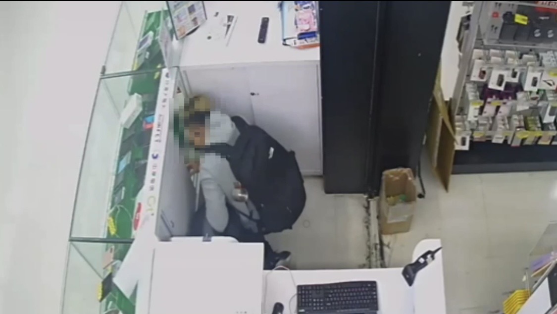 竊嫌偽裝顧客偷東西。（警方提供）