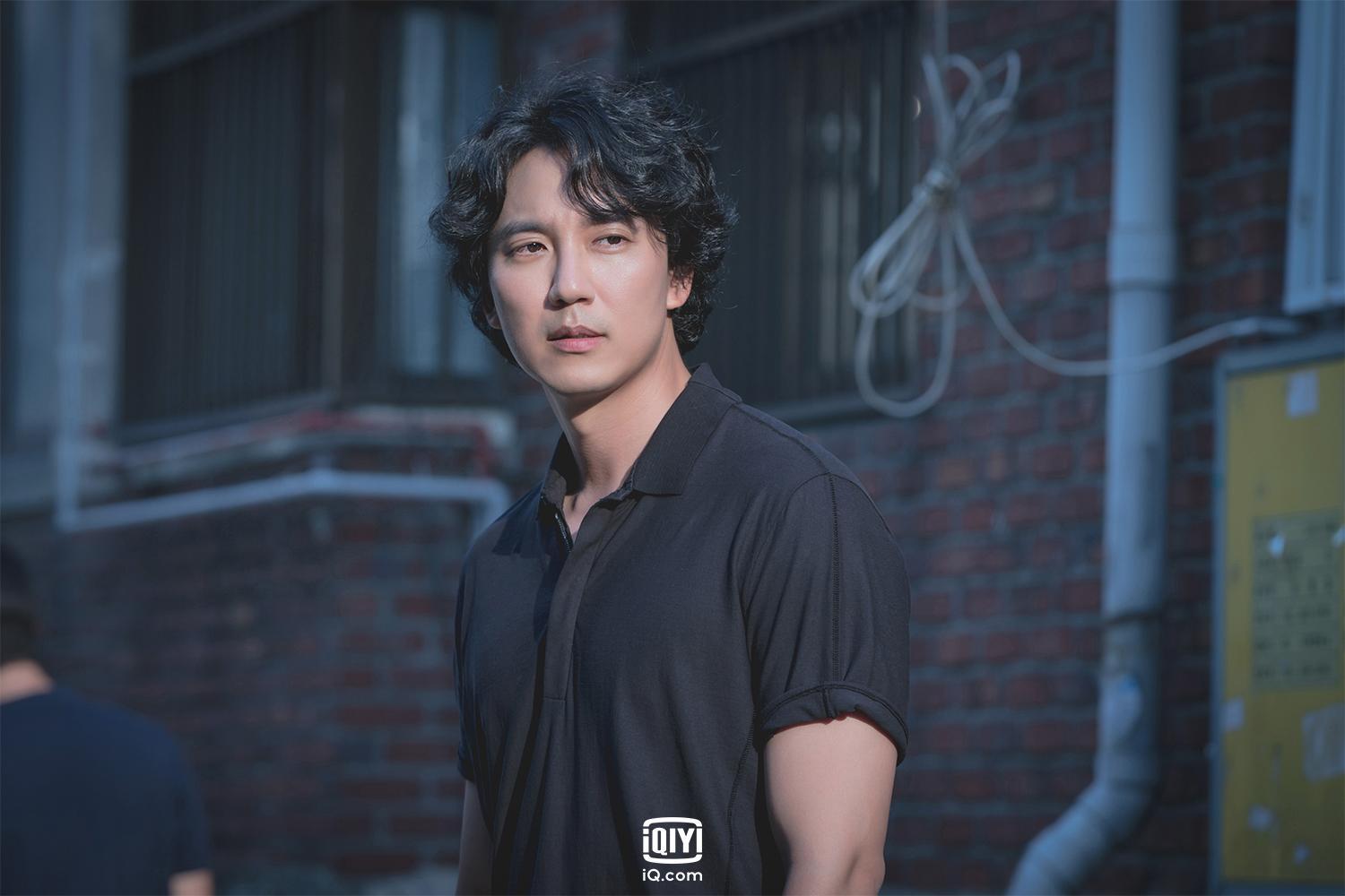 金南佶睽違3年以《解獨惡之心的人們》重返韓劇,飾演犯罪側寫師。(愛奇藝國際站提供)