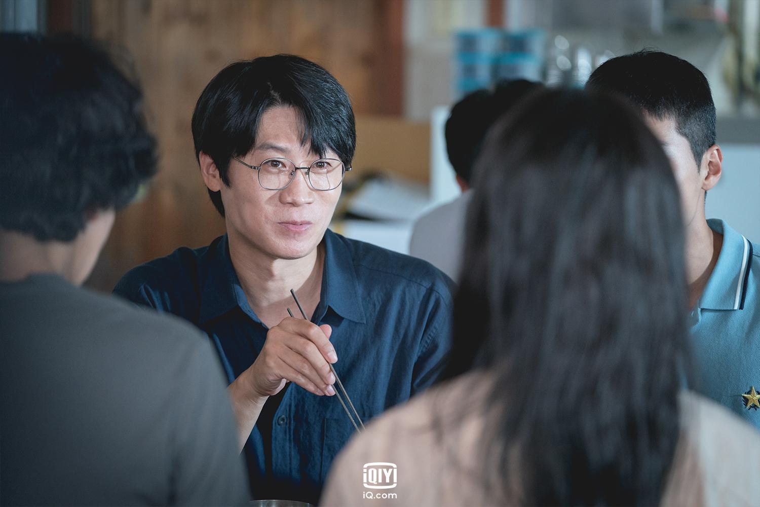 陳善圭笑說第一次在電視劇的宣傳海報上看到自己的臉,滿足地拿手機自拍。(愛奇藝國際站提供)